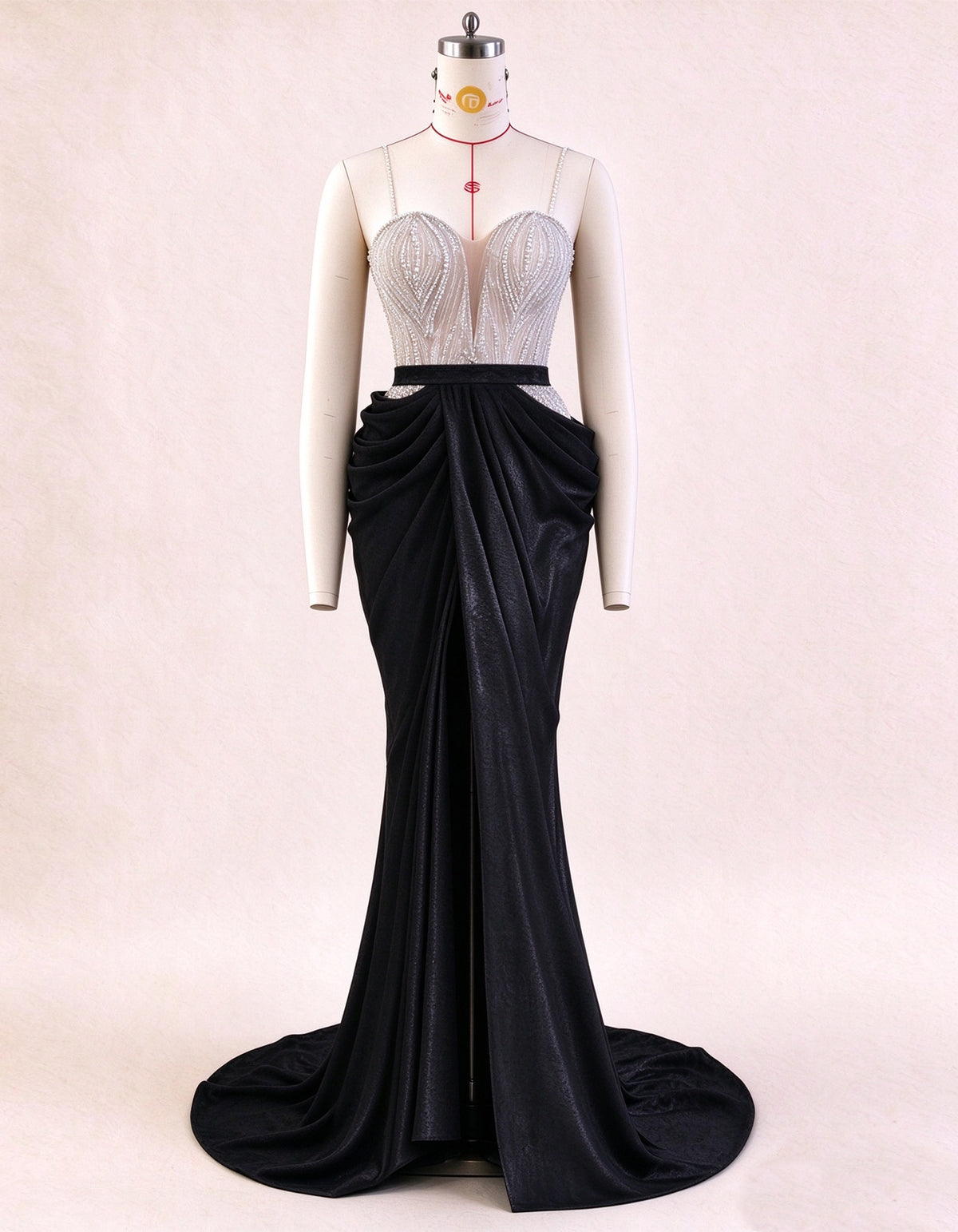 Abendkleid mit Spaghettiträgern und Perlen