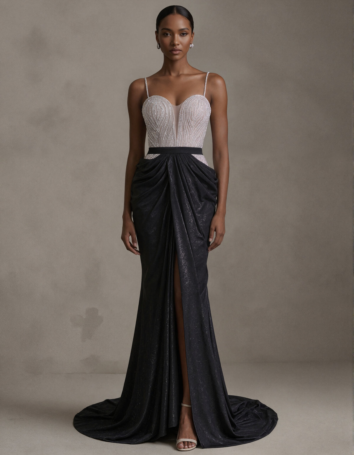 Abendkleid mit Spaghettiträgern und Perlen