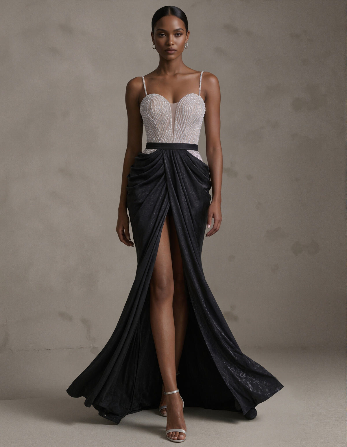 Abendkleid mit Spaghettiträgern und Perlen