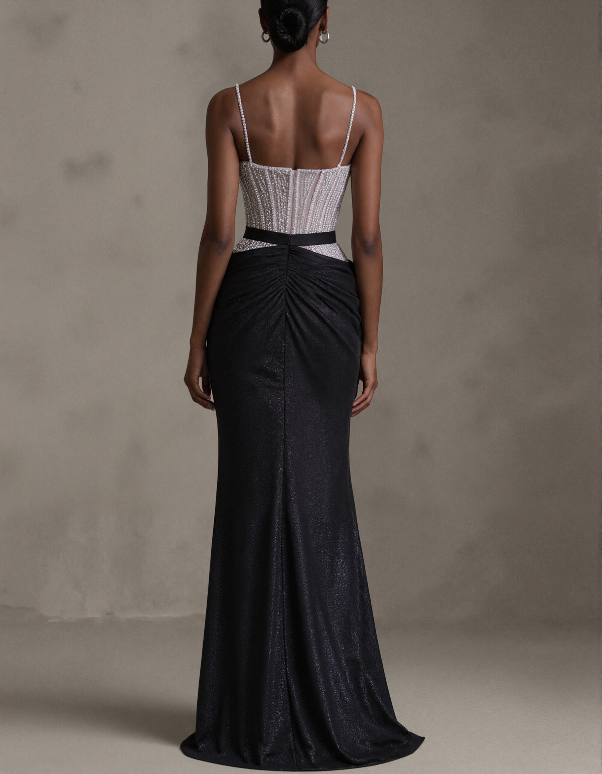 Abendkleid mit Spaghettiträgern und Perlen