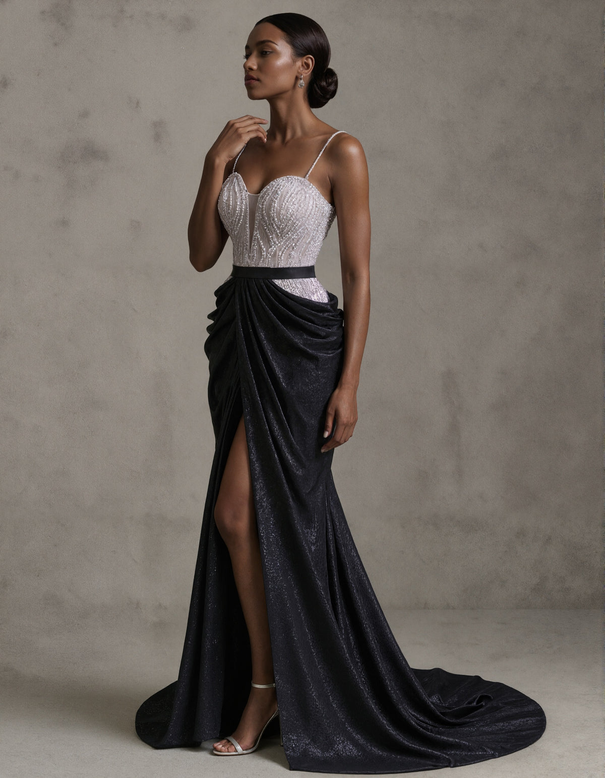 Abendkleid mit Spaghettiträgern und Perlen