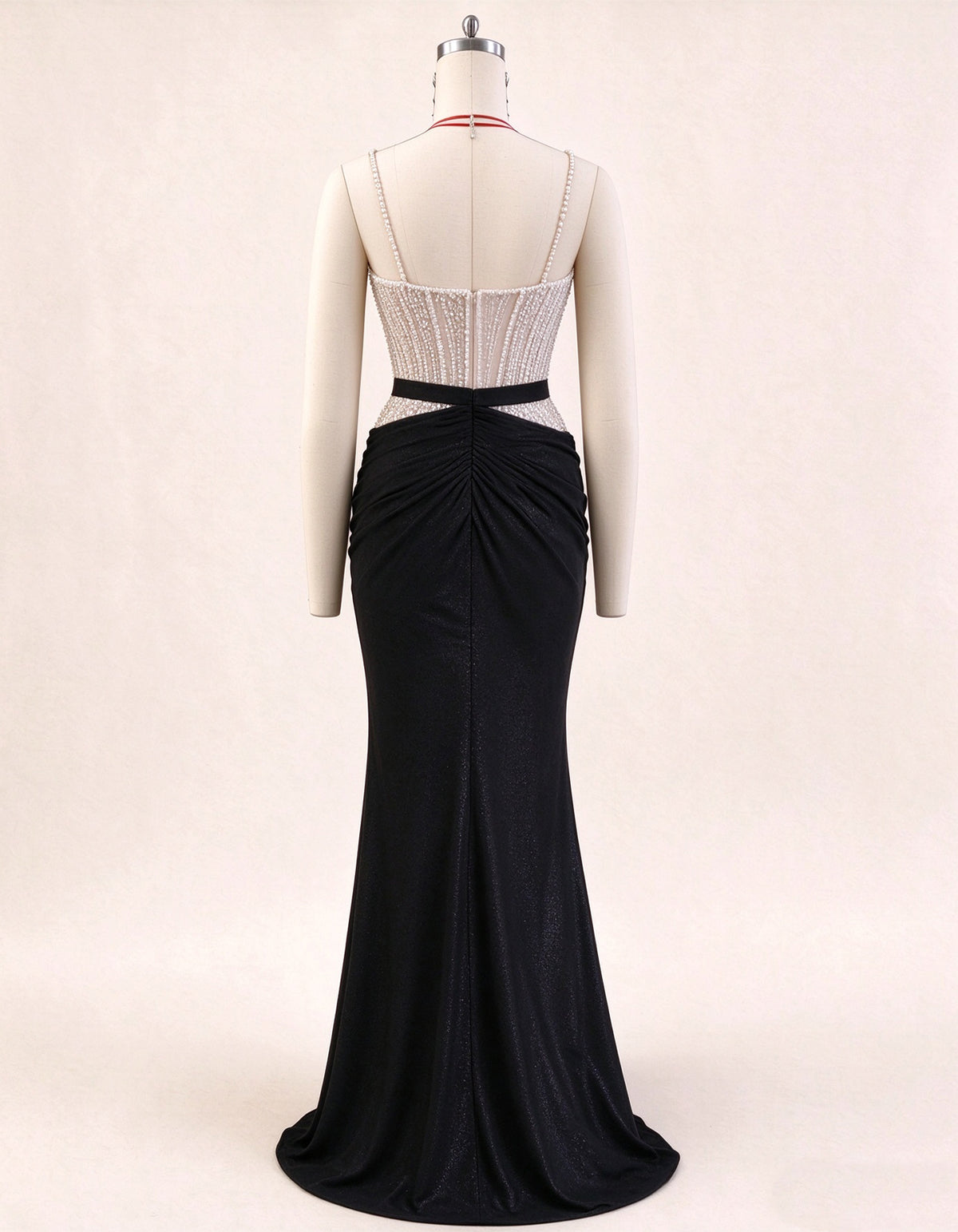 Abendkleid mit Spaghettiträgern und Perlen
