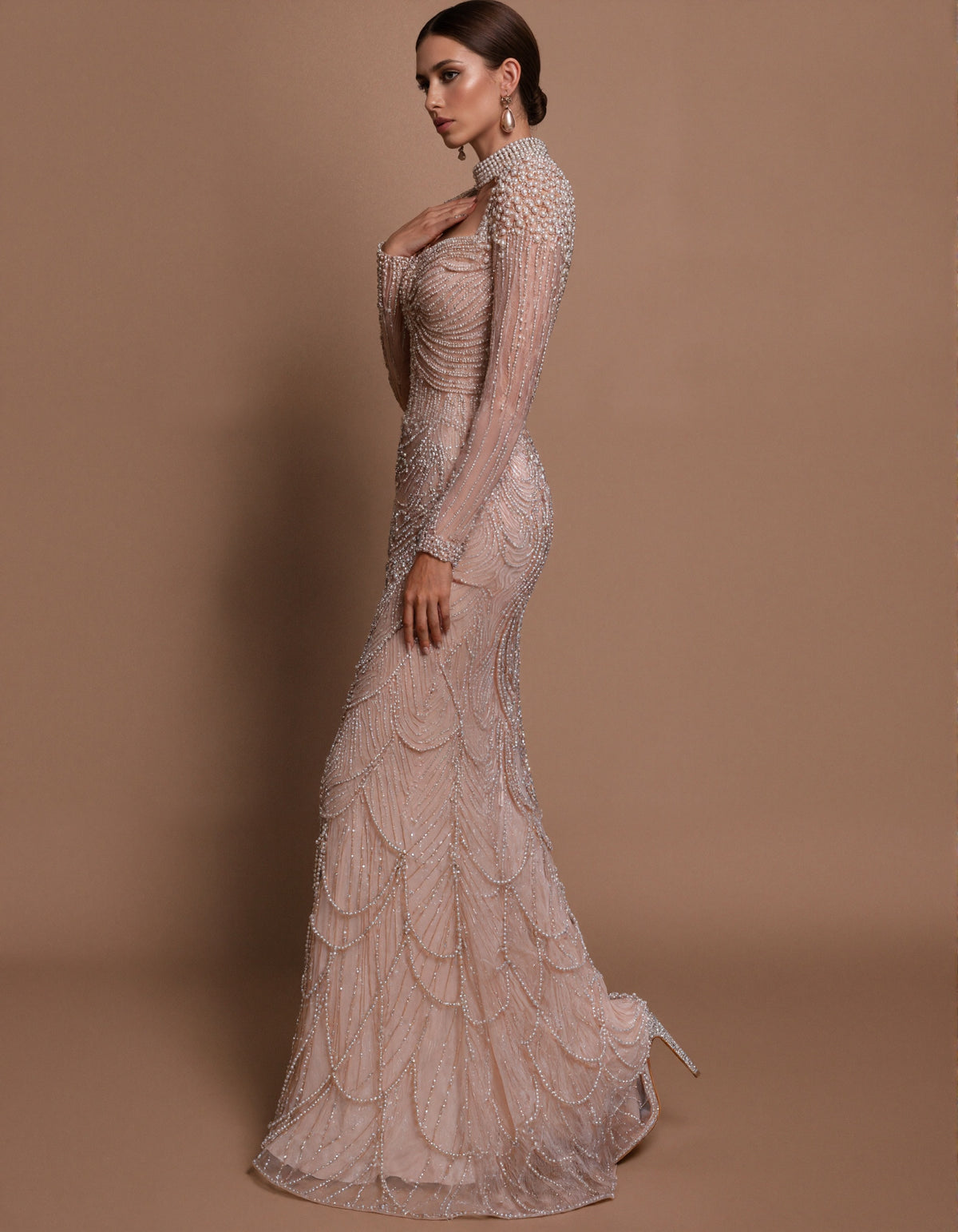 Rochie de seară nude cu mâneci lungi, decupaje și lanțuri de perle