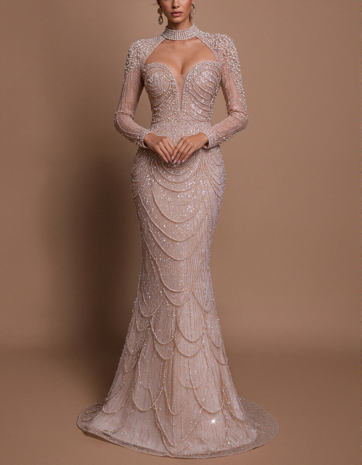 Rochie de seară nude cu mâneci lungi, decupaje și lanțuri de perle