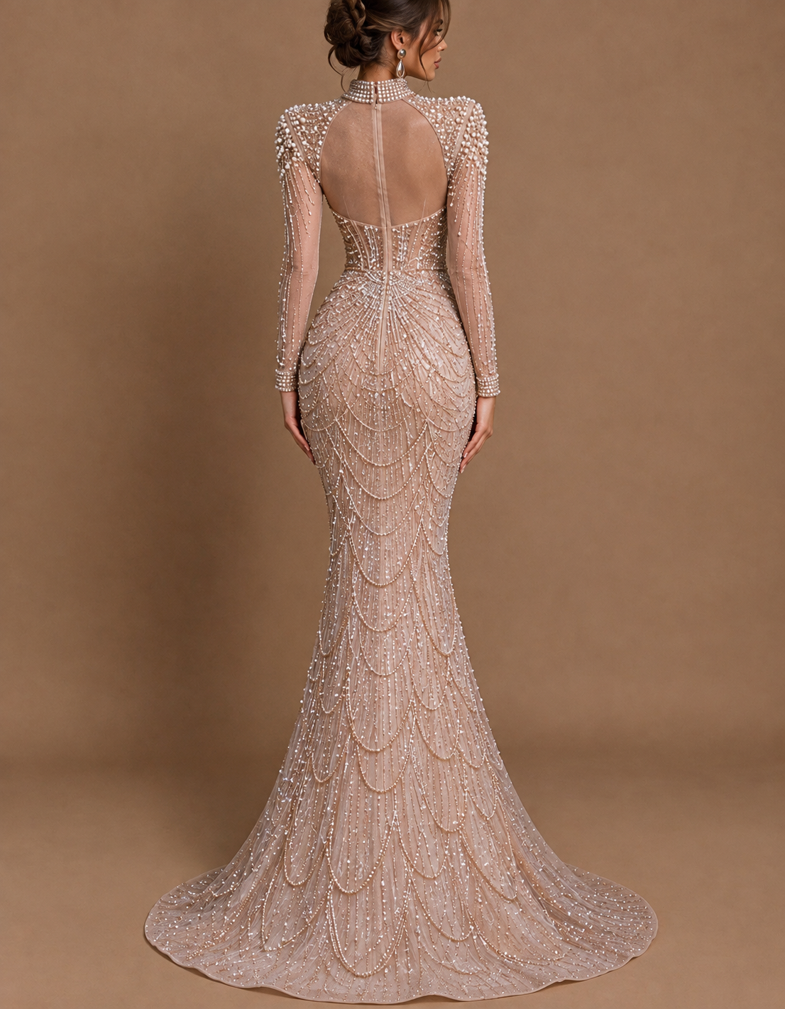 Rochie de seară nude cu mâneci lungi, decupaje și lanțuri de perle