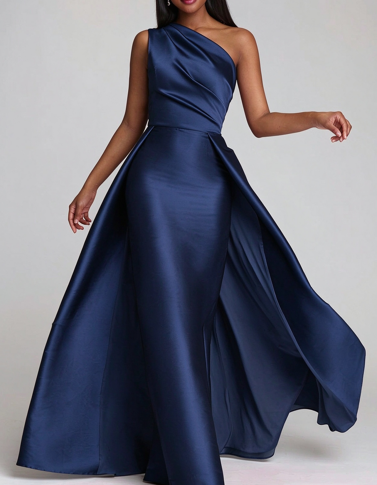 Vestido largo de noche de satén, estilo sirena y con hombro drapeado