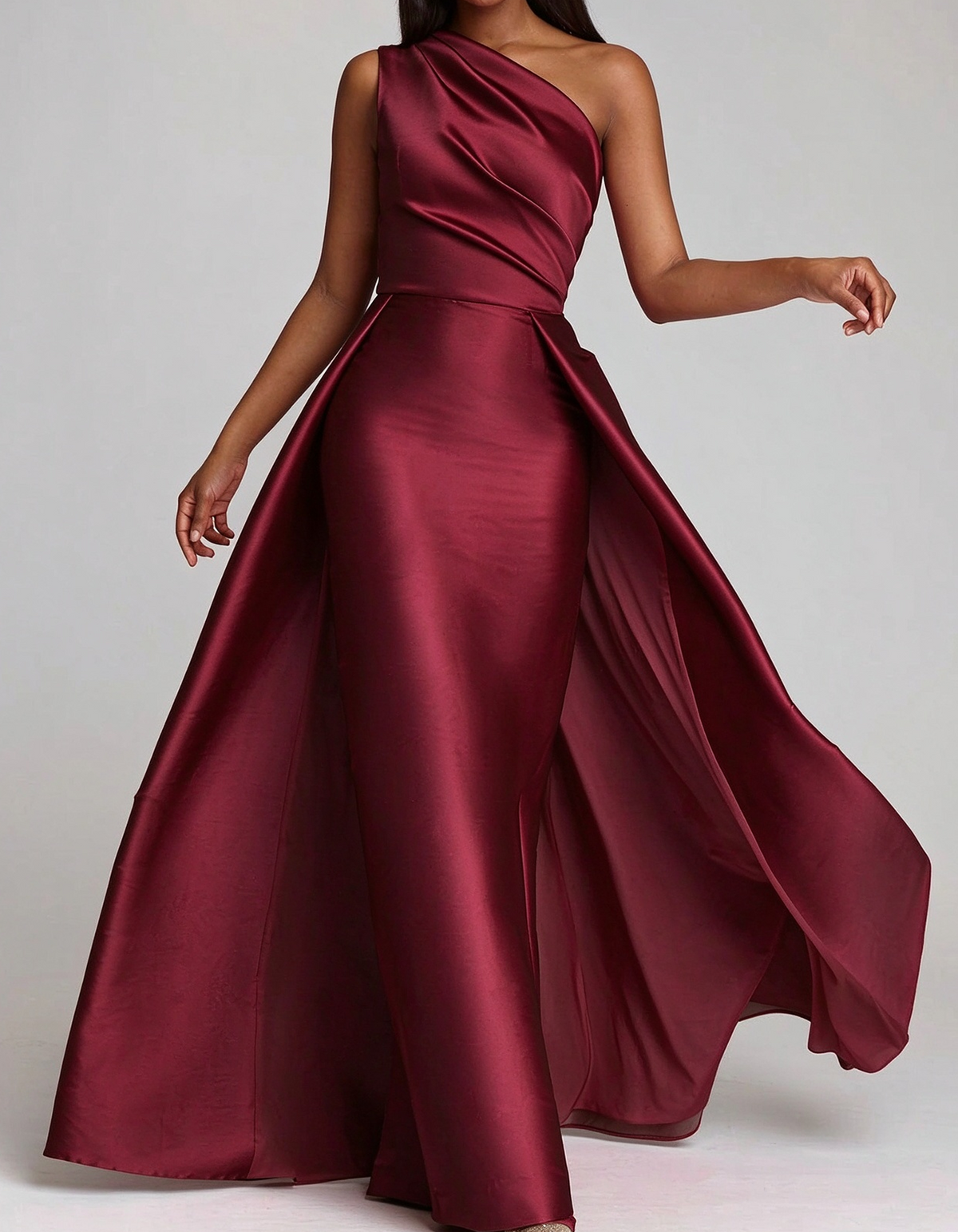 Vestido largo de noche de satén, estilo sirena y con hombro drapeado