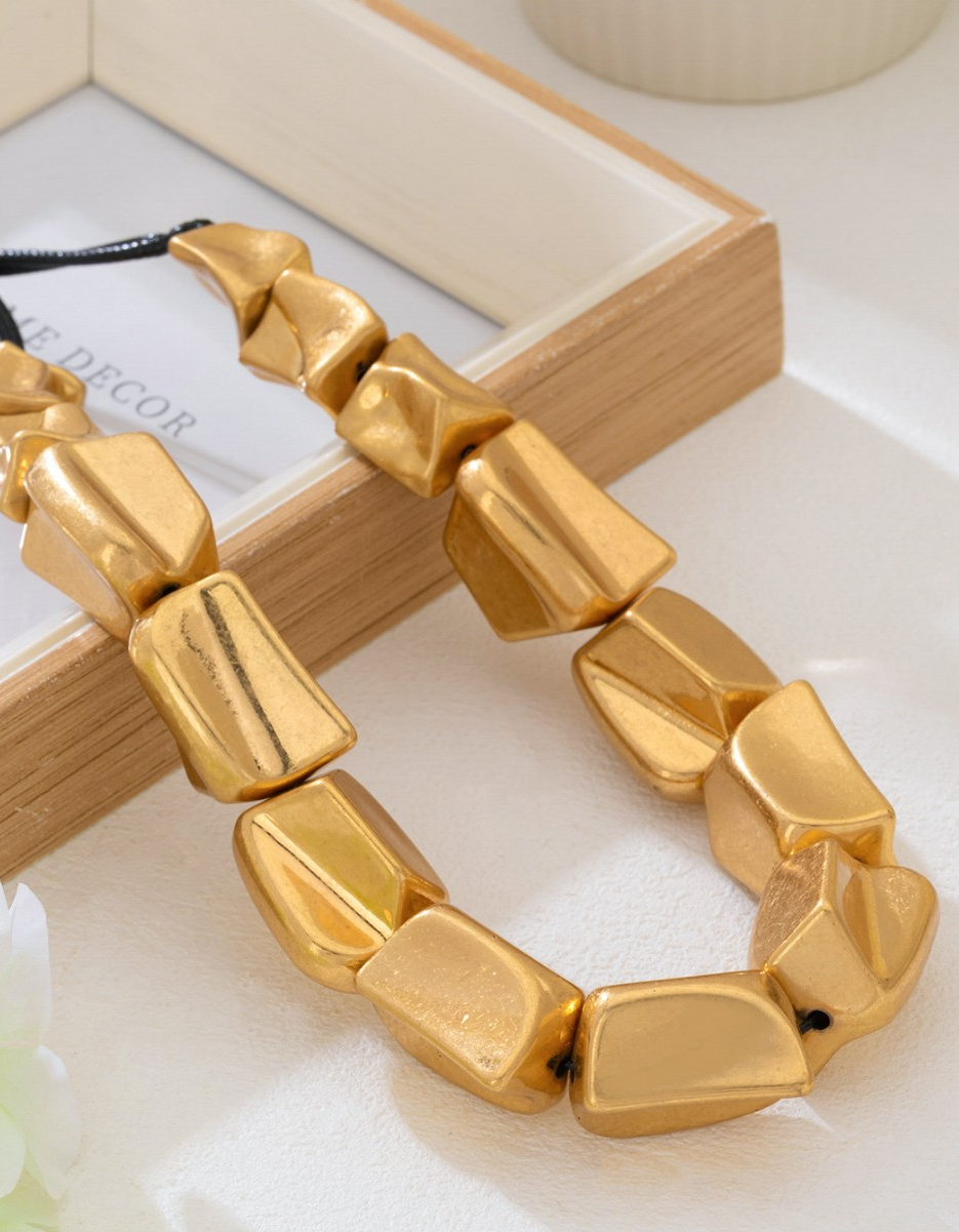 Goldene klobige Choker-Halskette mit unregelmäßigen Elementen