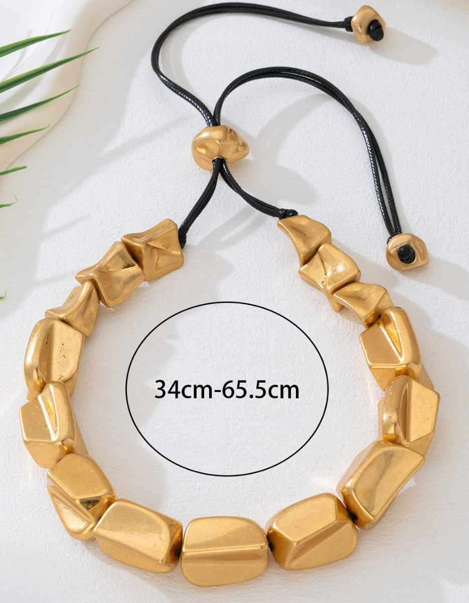 Goldene klobige Choker-Halskette mit unregelmäßigen Elementen