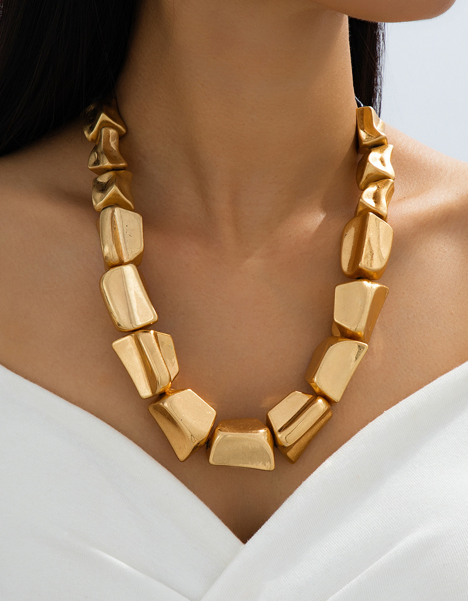 Goldene klobige Choker-Halskette mit unregelmäßigen Elementen