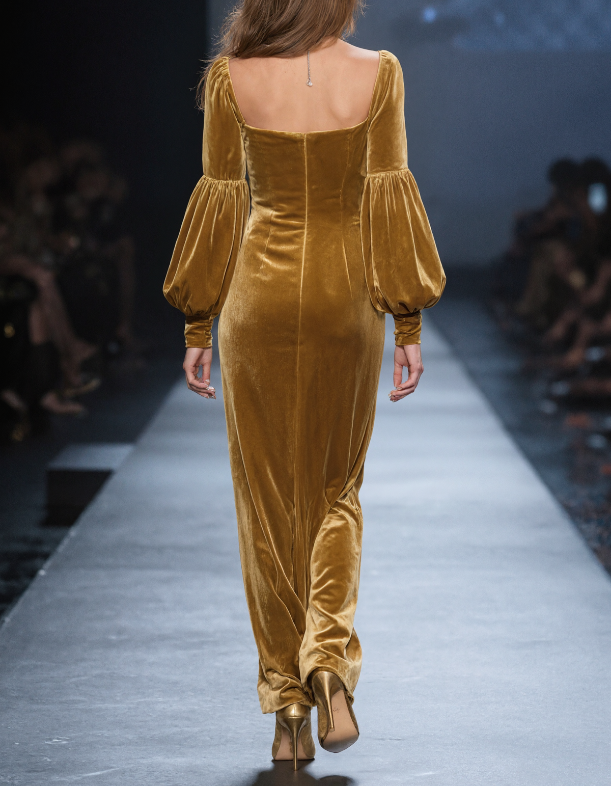 Langes Abendkleid in Meerjungfrauenform mit eckigem Ausschnitt, Samt-Puffärmeln und hohem Beinschlitz