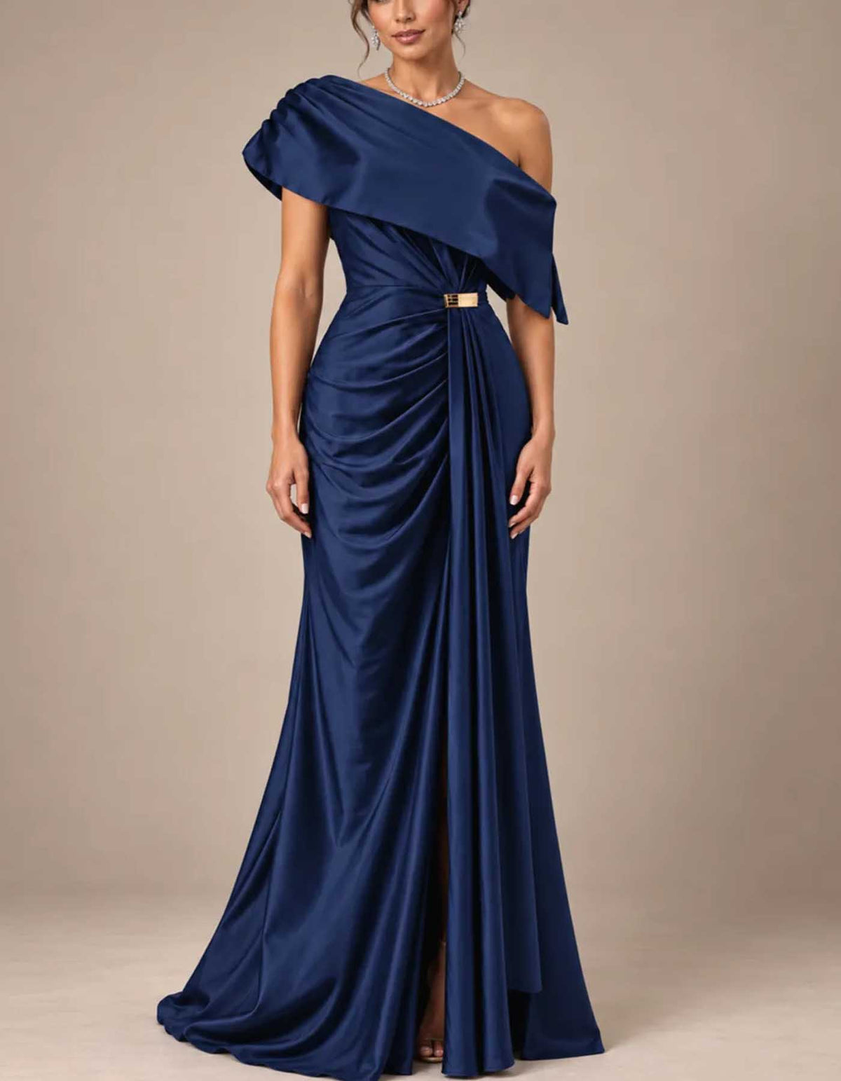 Robe longue en satin à une épaule, froncée, coupe sirène avec fente