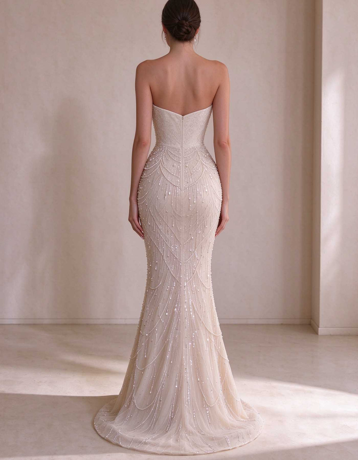 Vestido largo color nude sin tirantes, con escote corazón y abundantes cuentas de perlas y diamantes de imitación