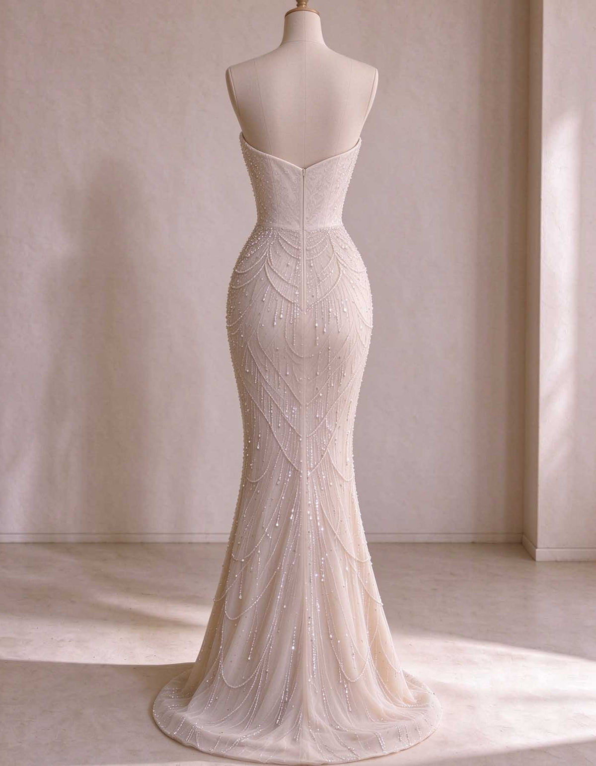 Vestido largo color nude sin tirantes, con escote corazón y abundantes cuentas de perlas y diamantes de imitación