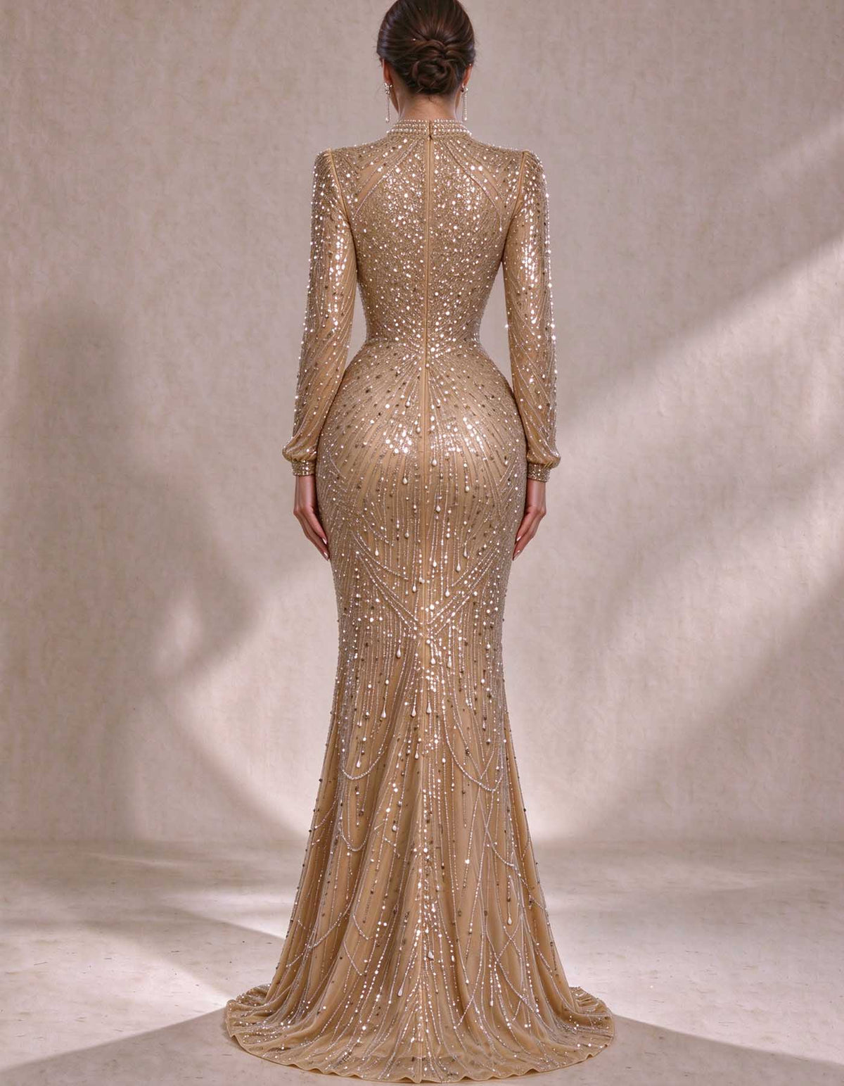 Vestido maxi dourado de gola subida, mangas compridas e contas de strass e pérolas