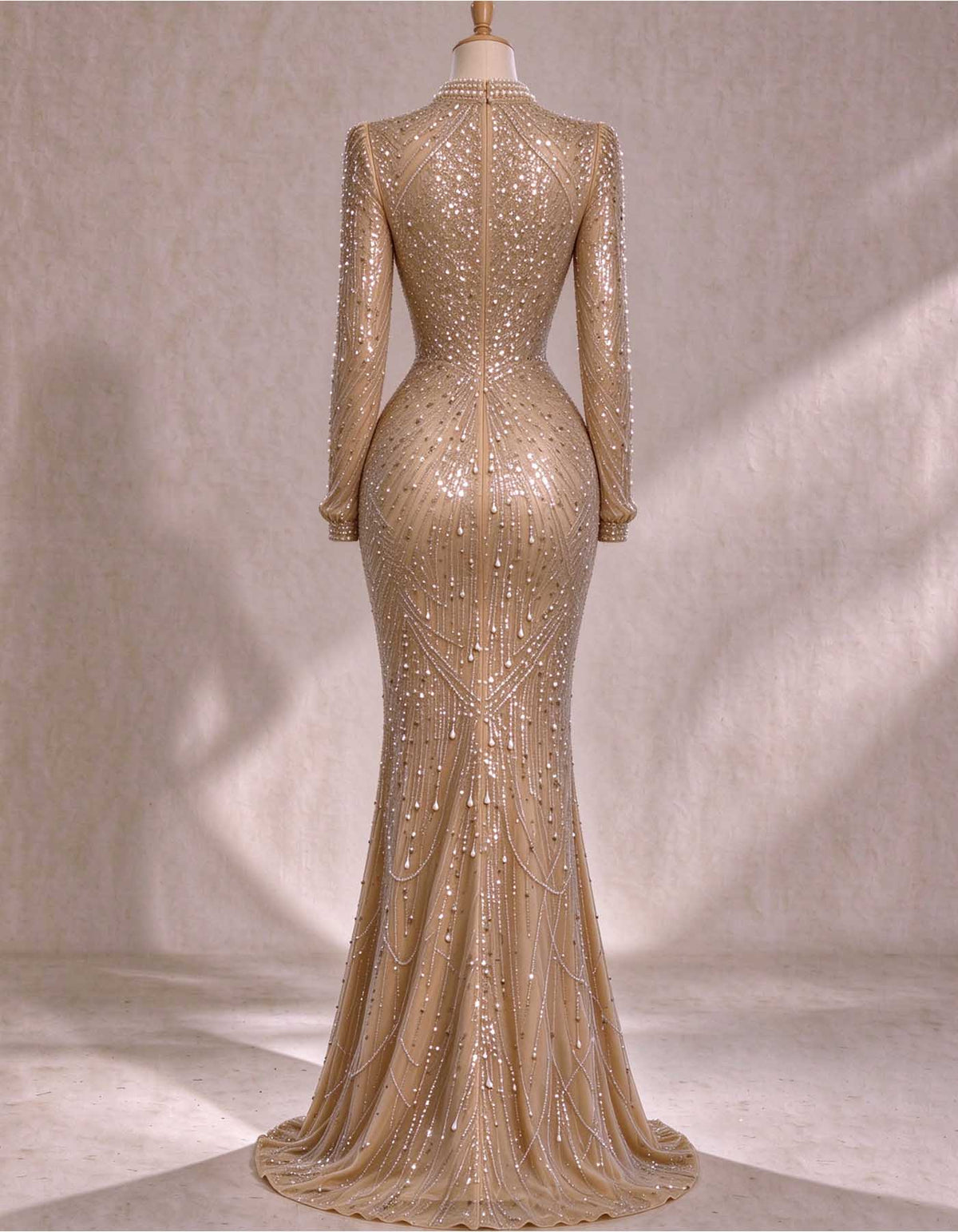Vestido maxi dourado de gola subida, mangas compridas e contas de strass e pérolas
