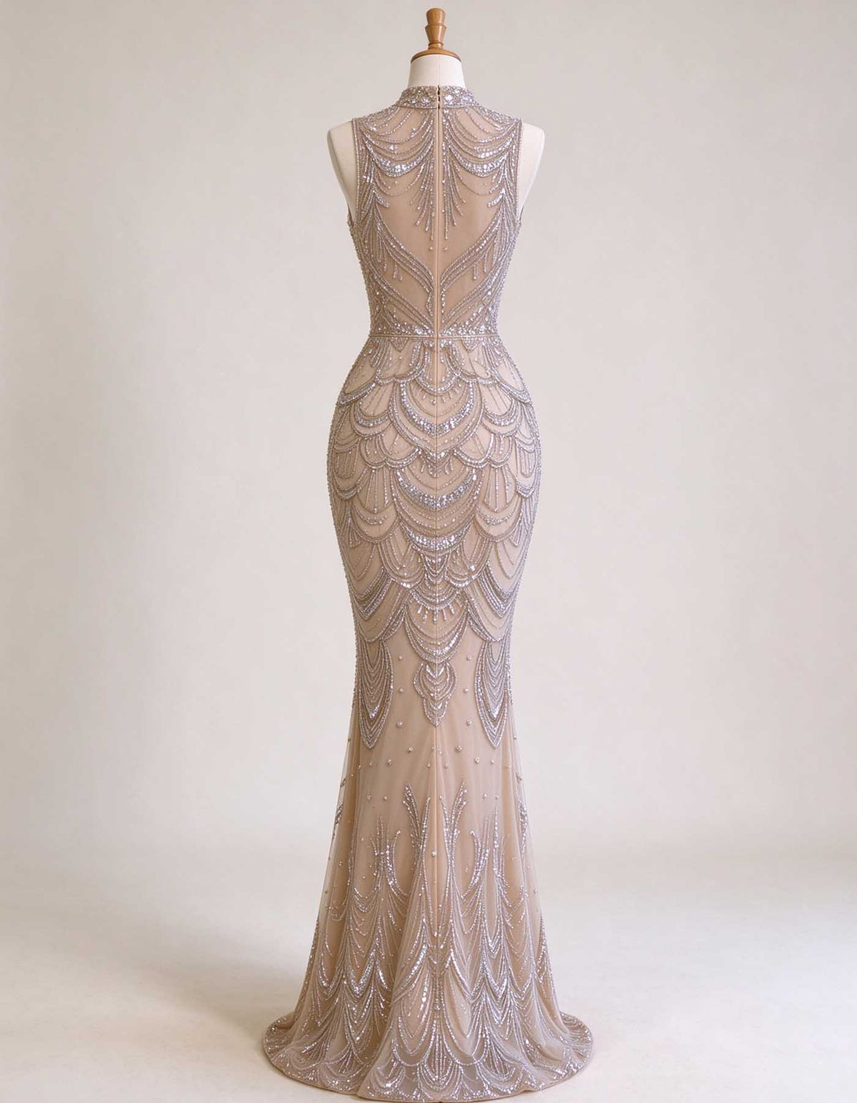 Vestido maxi cor de champanhe, sem mangas, com gola subida e muitas contas bordadas