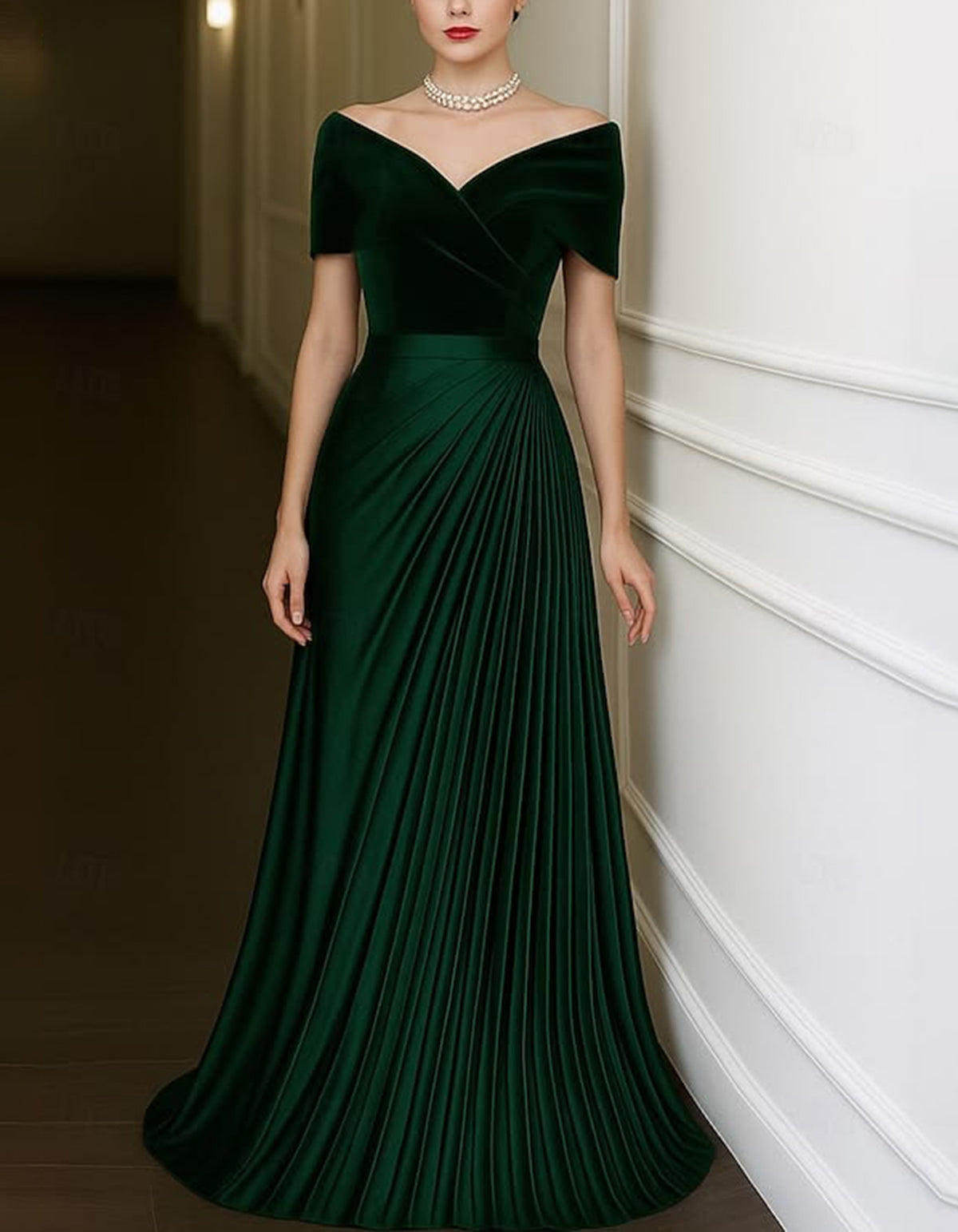 Robe longue en velours vert à épaules dénudées et jupe plissée en satin