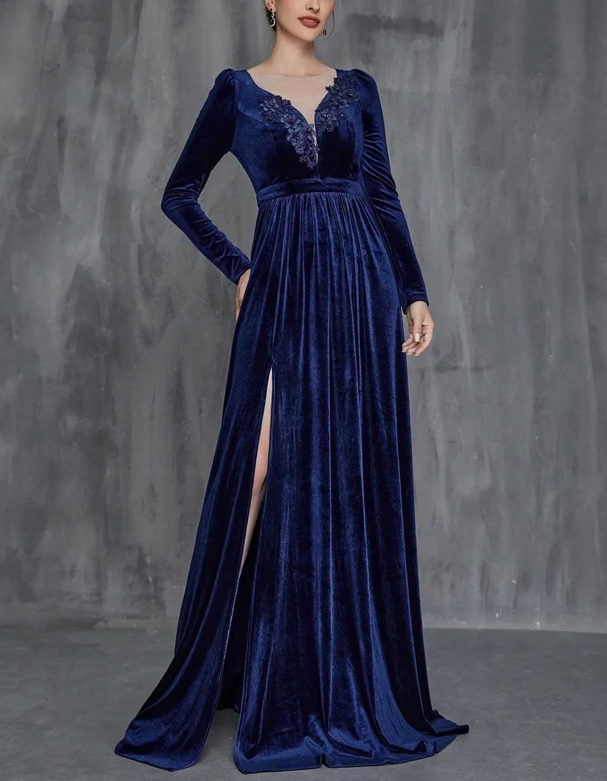 Marineblaues Samt-Maxikleid mit langen Ärmeln, V-Ausschnitt und hohem Beinschlitz