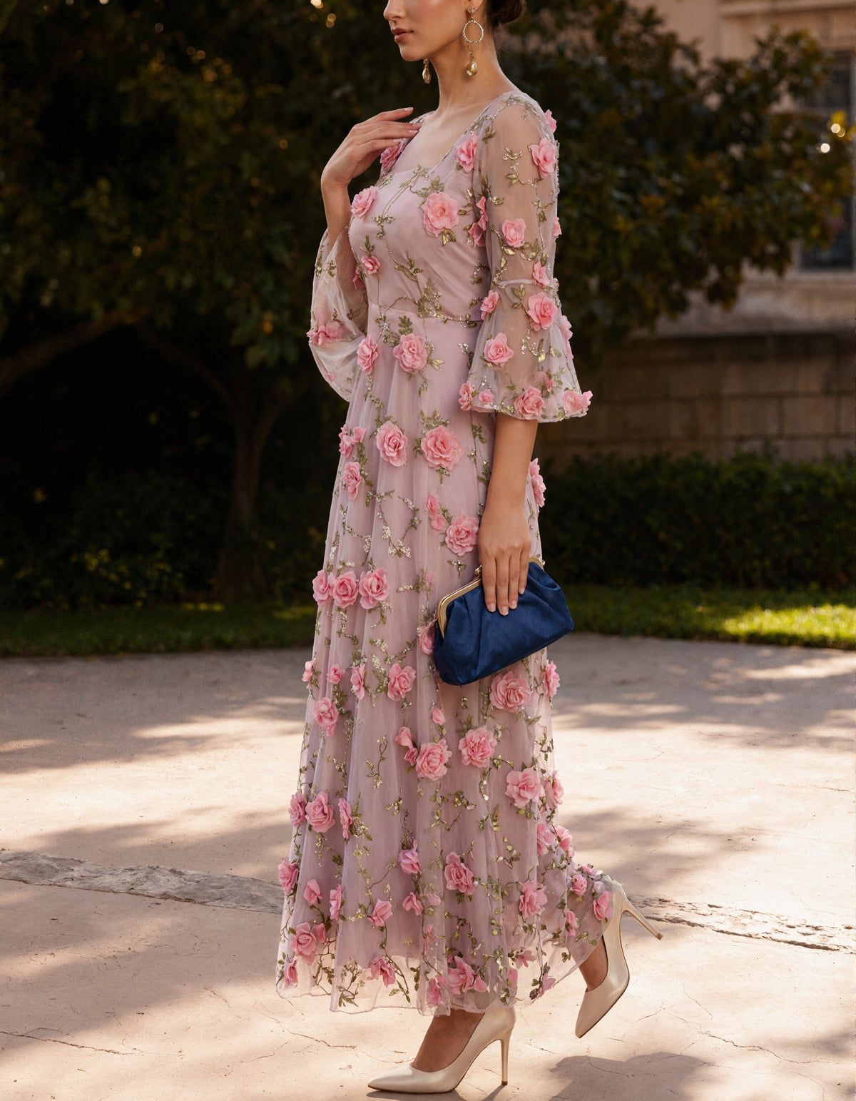 Robe midi rose en tissu transparent orné de fleurs 3D