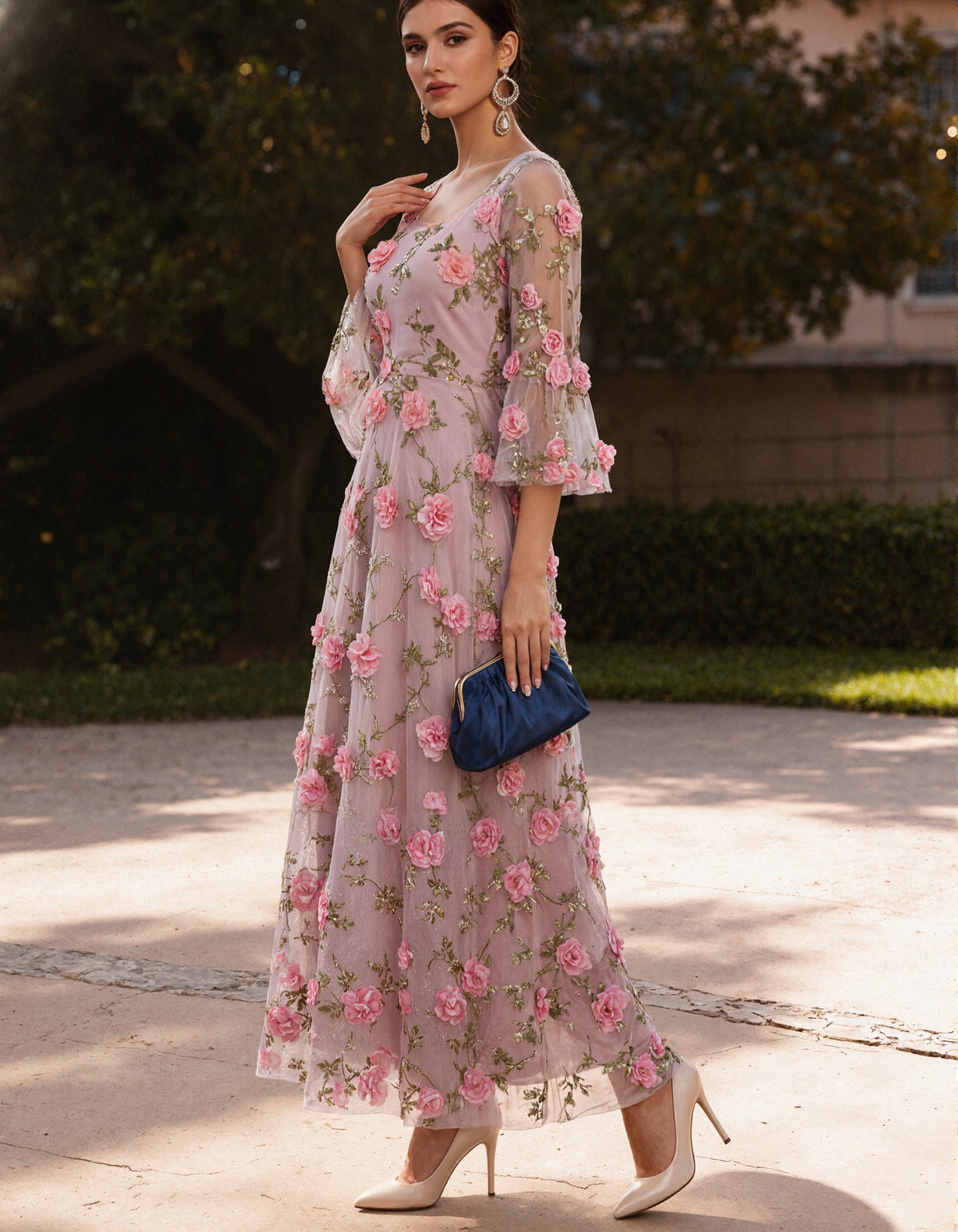 Robe midi rose en tissu transparent orné de fleurs 3D