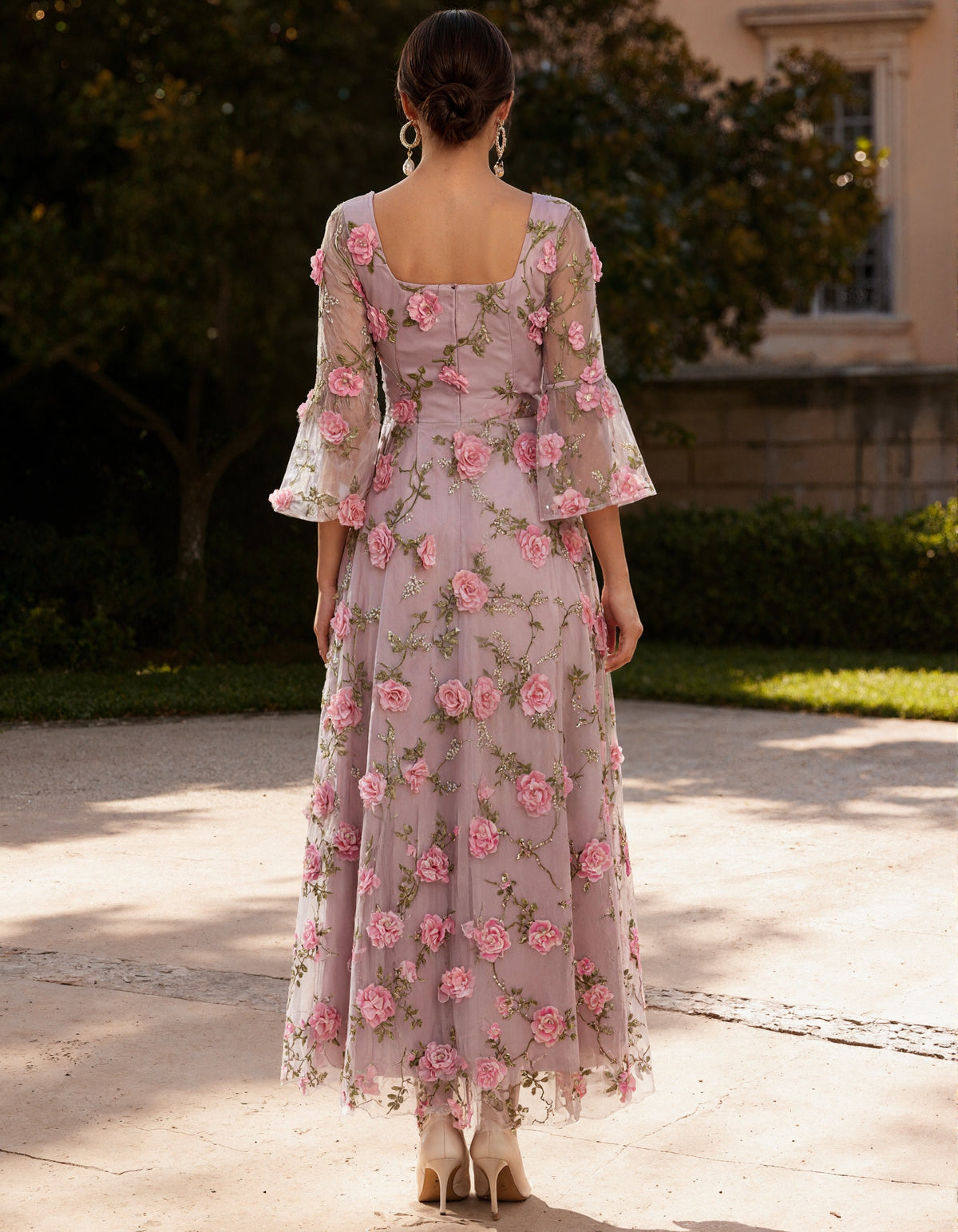 Robe midi rose en tissu transparent orné de fleurs 3D