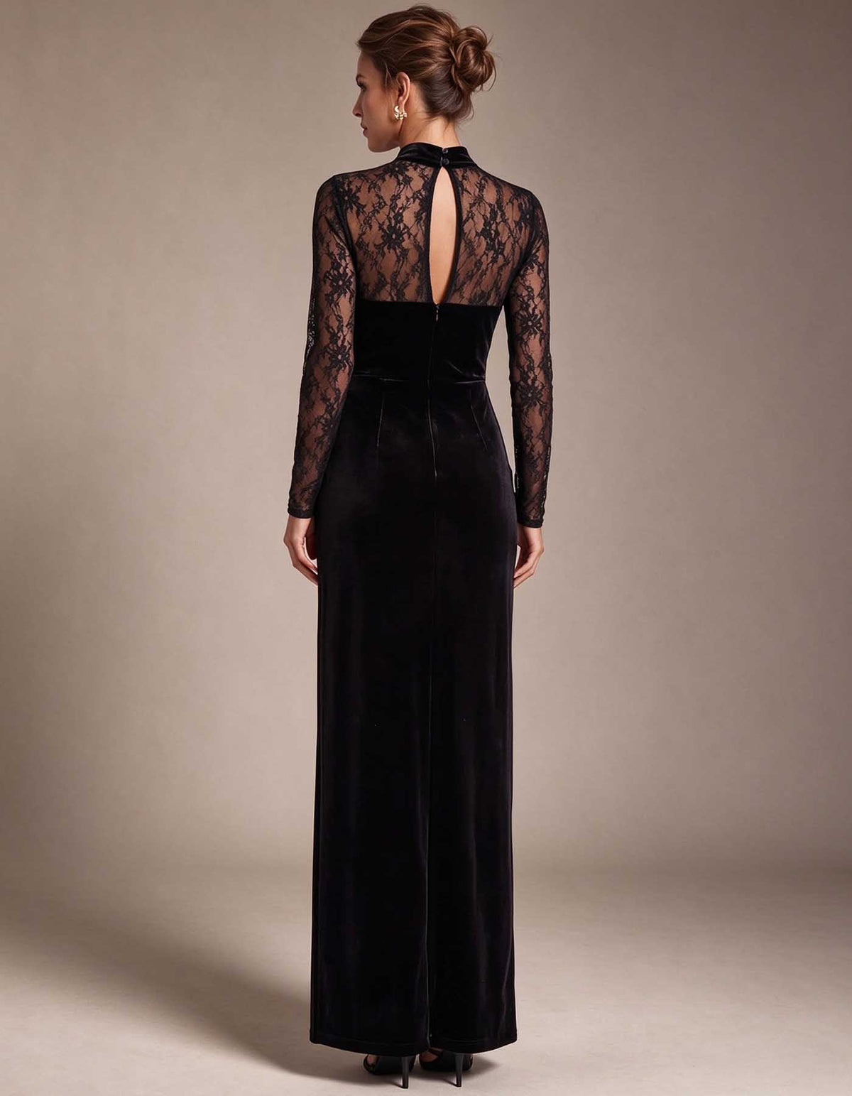 Vestido largo negro de terciopelo y encaje, con cuello alto, mangas largas y abertura