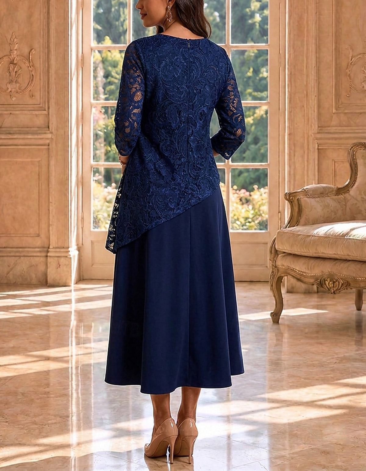 Vestido midi de gasa azul marino con capas de encaje