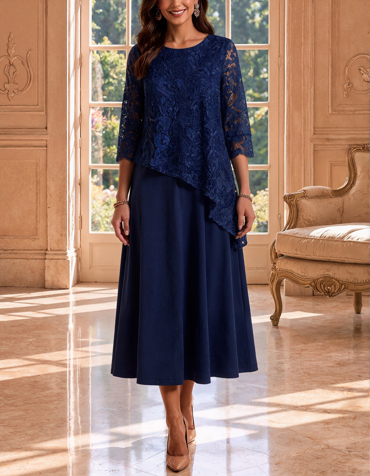 Midikleid aus marineblauem Chiffon mit Spitze und Lagenlook