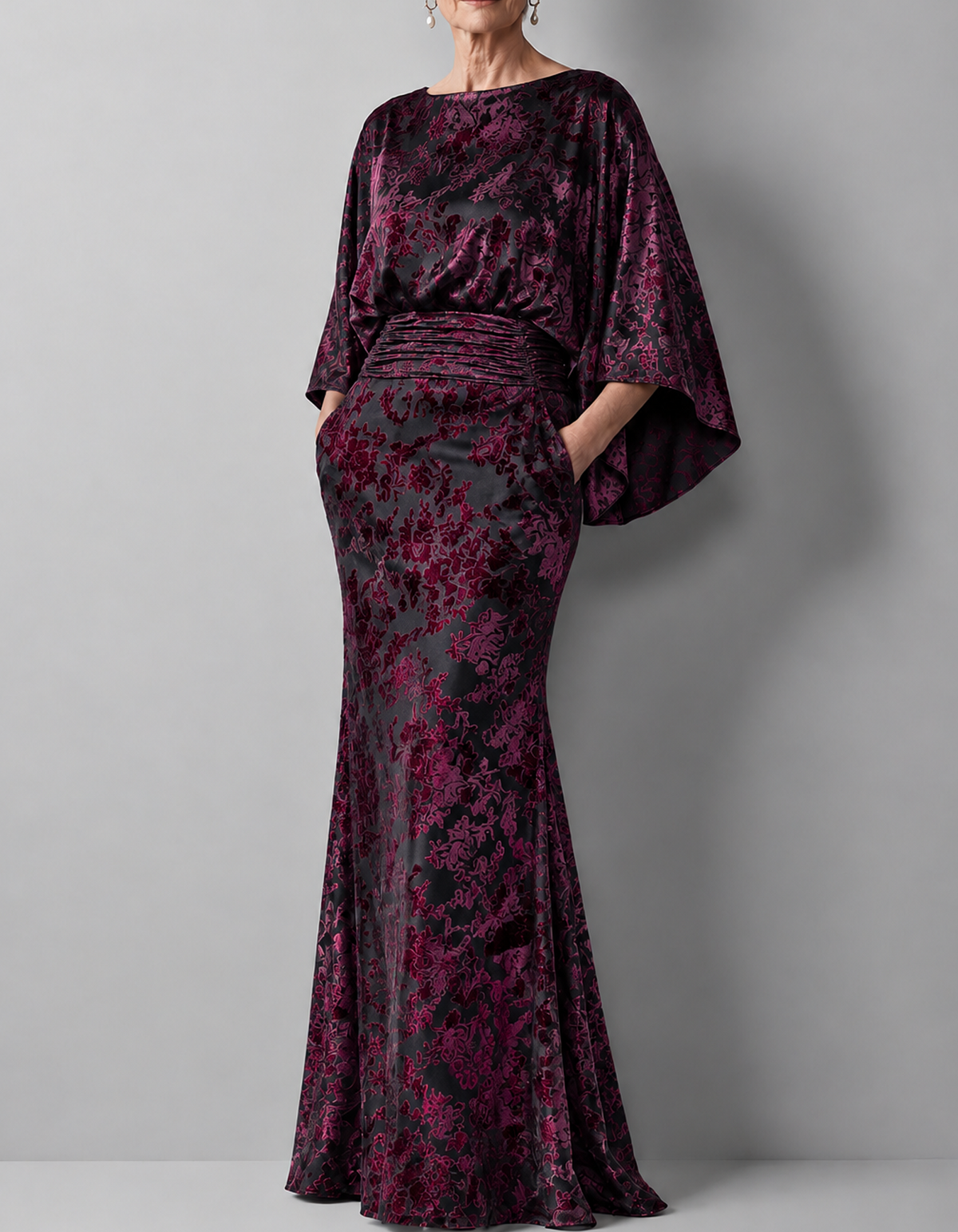 Vestido maxi em veludo jacquard floral, com mangas morcego e cintura franzida