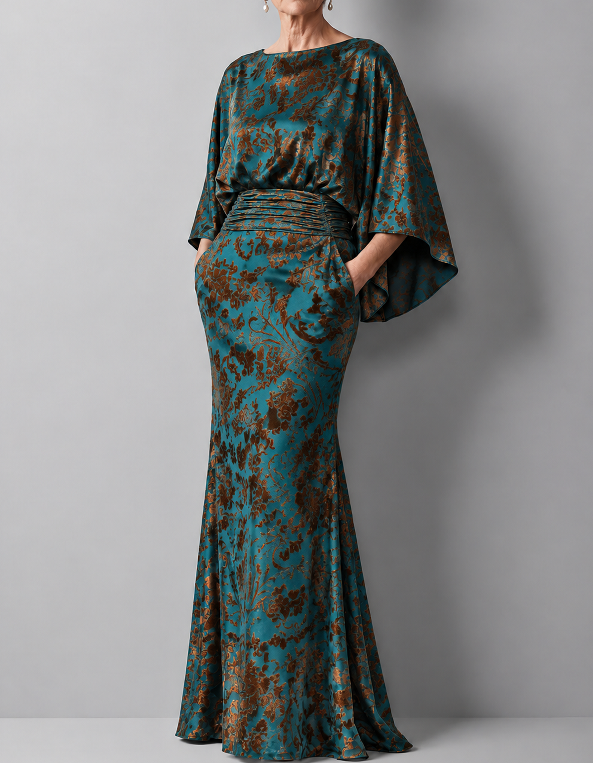 Vestido maxi em veludo jacquard floral, com mangas morcego e cintura franzida
