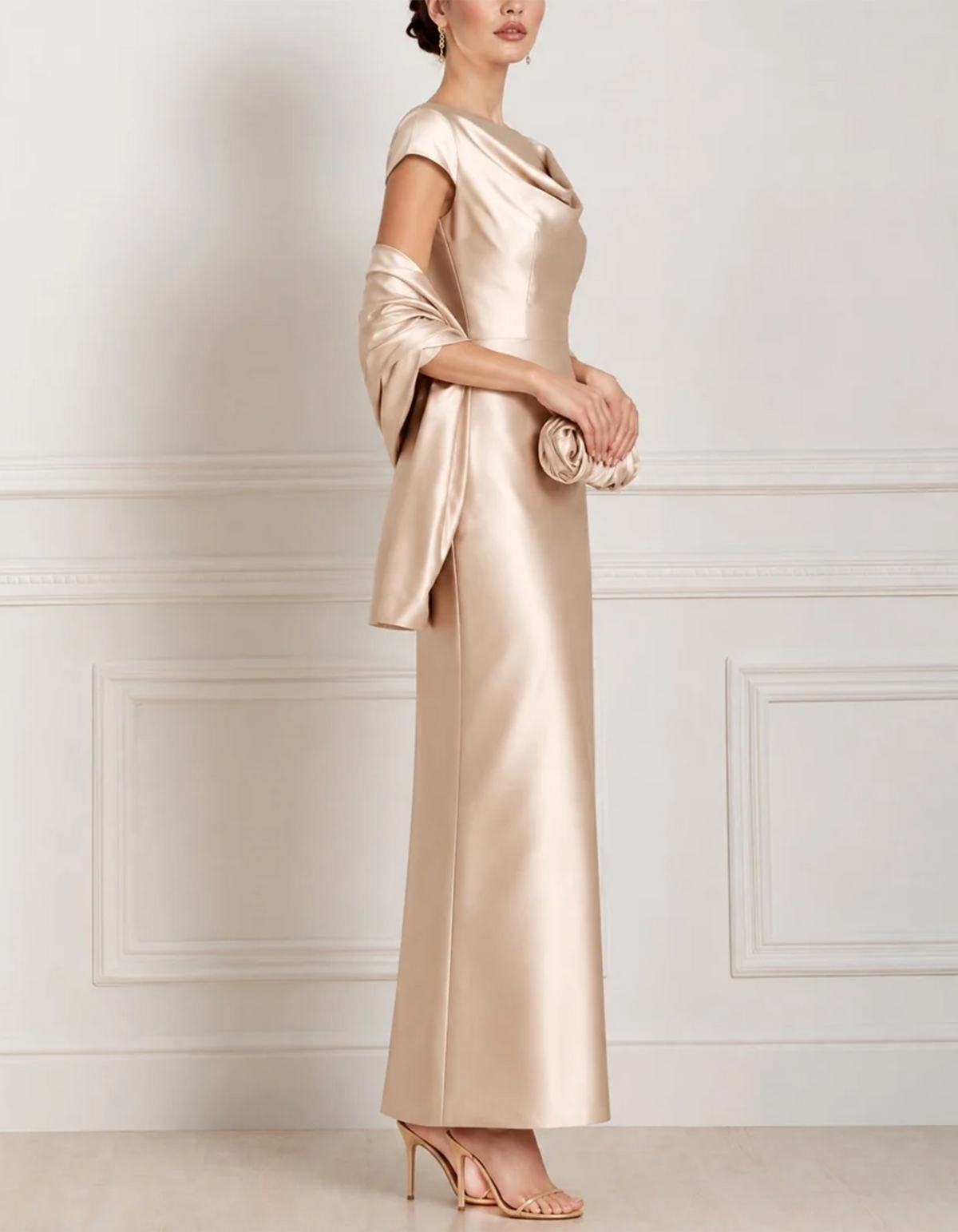 Robe longue en satin champagne avec col drapé et manches courtes