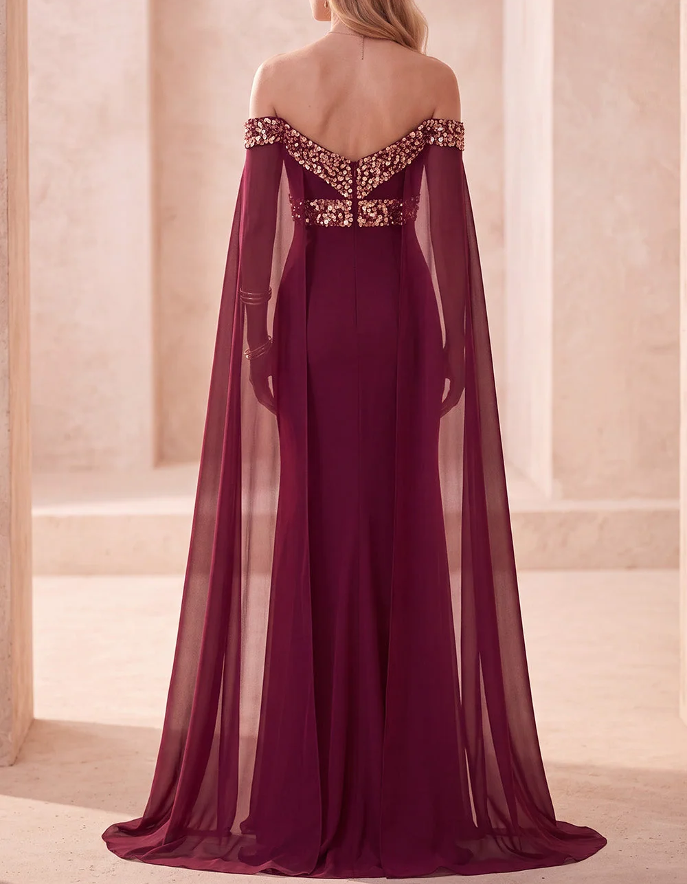 Robe longue sirène en mousseline avec cape, épaules dénudées et bordure à sequins