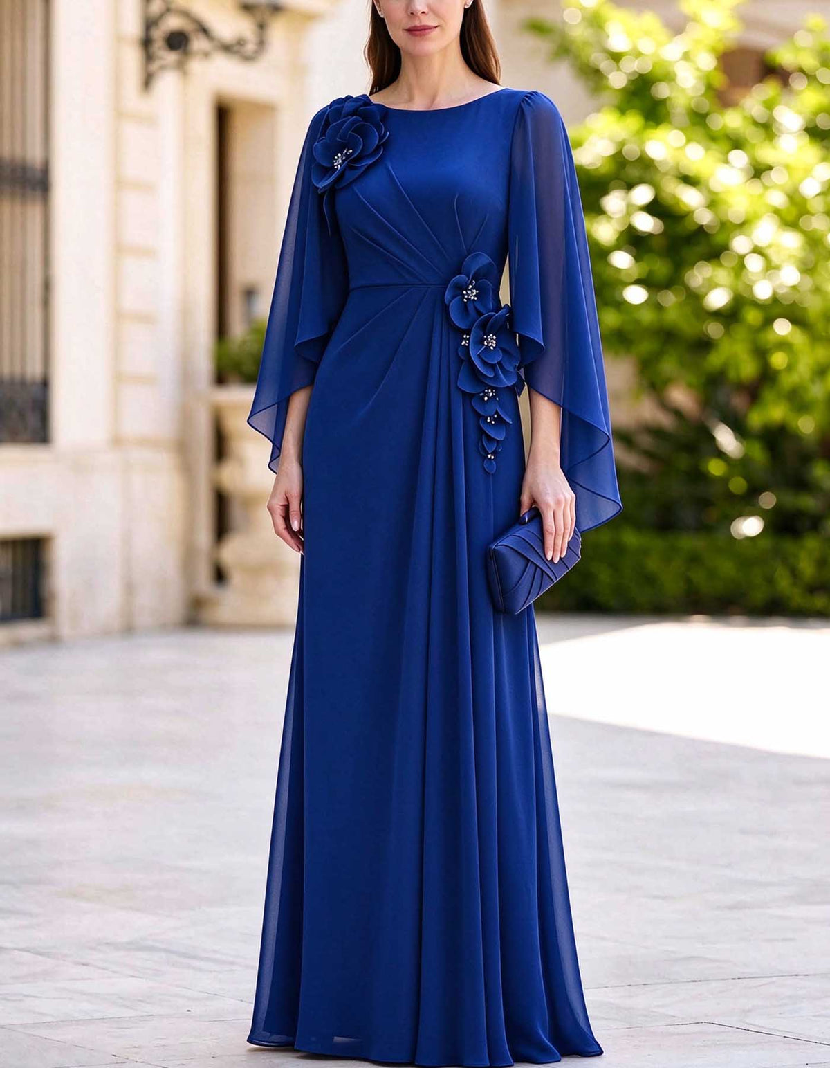 Robe longue en mousseline fluide à col bateau, manches cape et fleurs 3D
