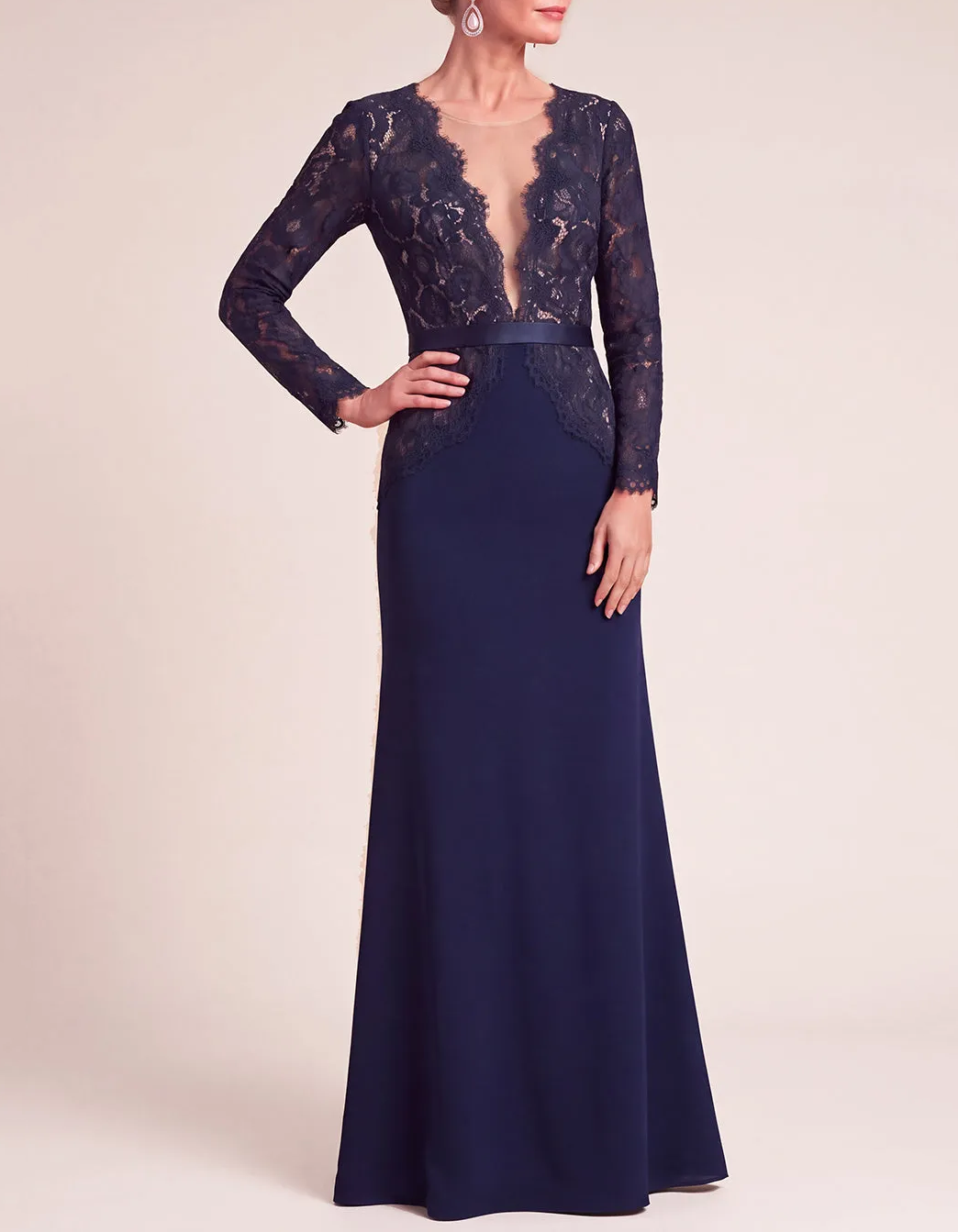 Vestido largo de noche de gasa y encaje, corte sirena, con escote en V pronunciado y mangas largas