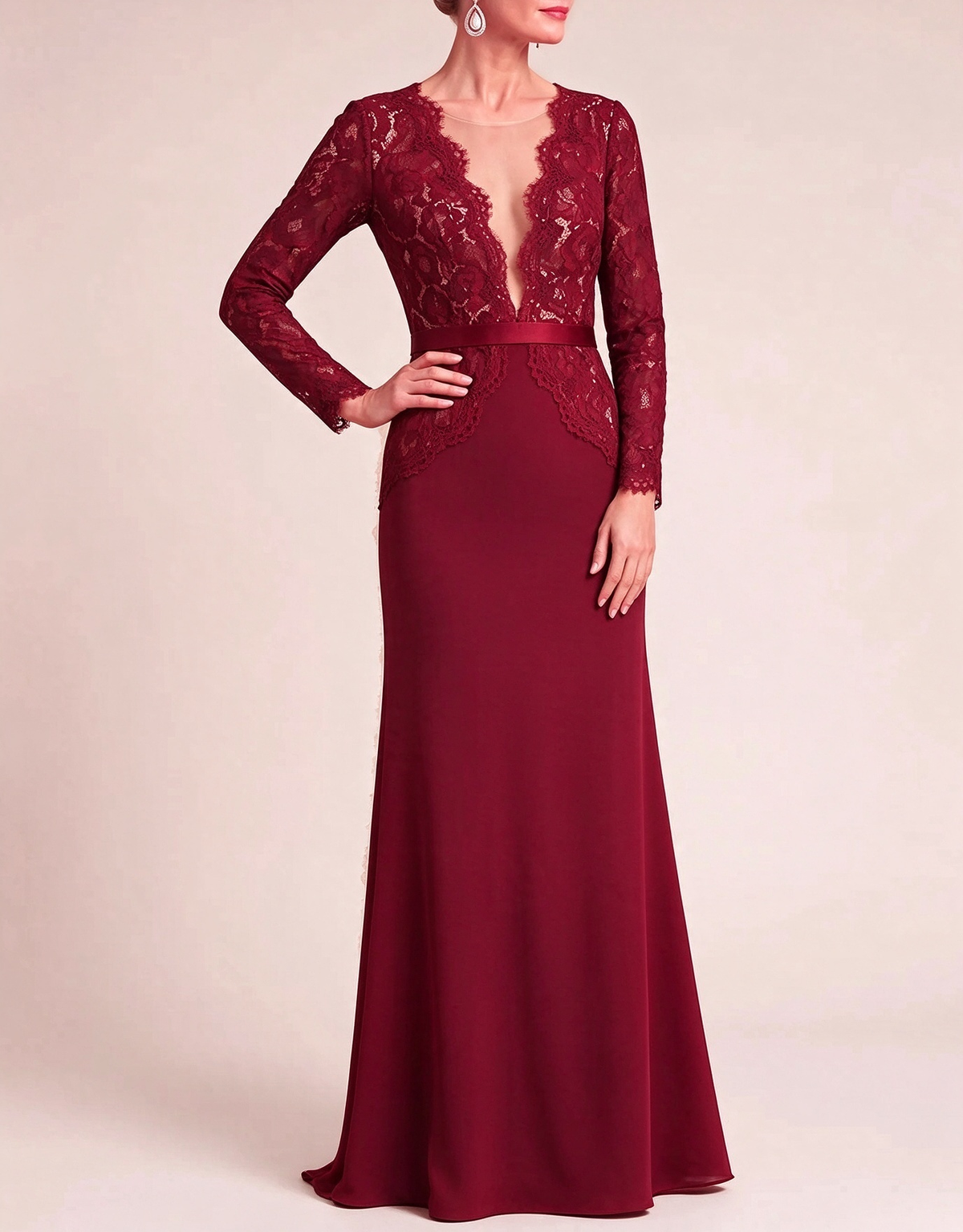 Vestido largo de noche de gasa y encaje, corte sirena, con escote en V pronunciado y mangas largas