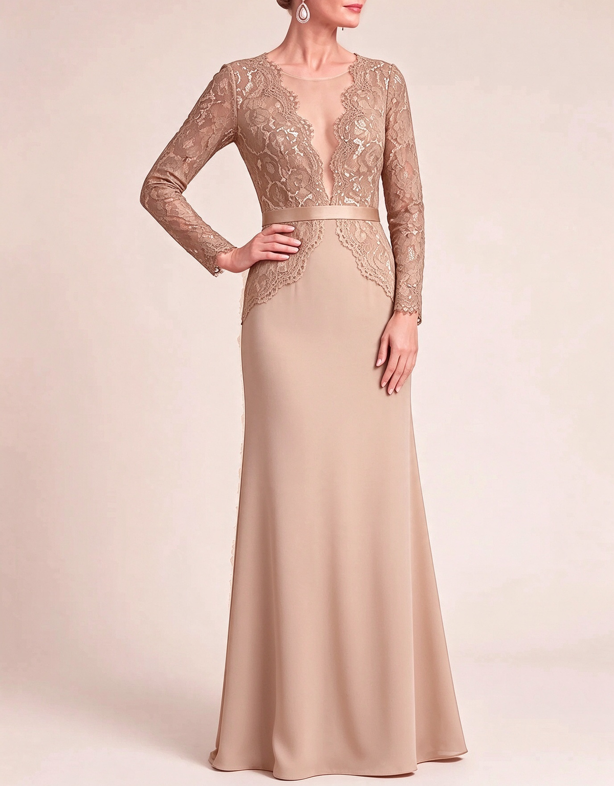 Vestido largo de noche de gasa y encaje, corte sirena, con escote en V pronunciado y mangas largas