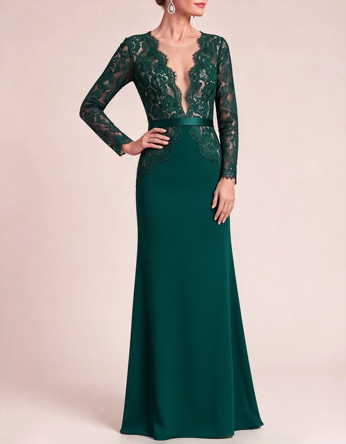 Vestido largo de noche de gasa y encaje, corte sirena, con escote en V pronunciado y mangas largas