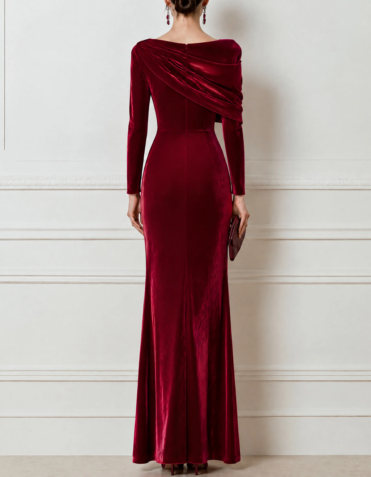 Bordeauxrode gedrapeerde asymmetrische fluwelen maxi-jurk