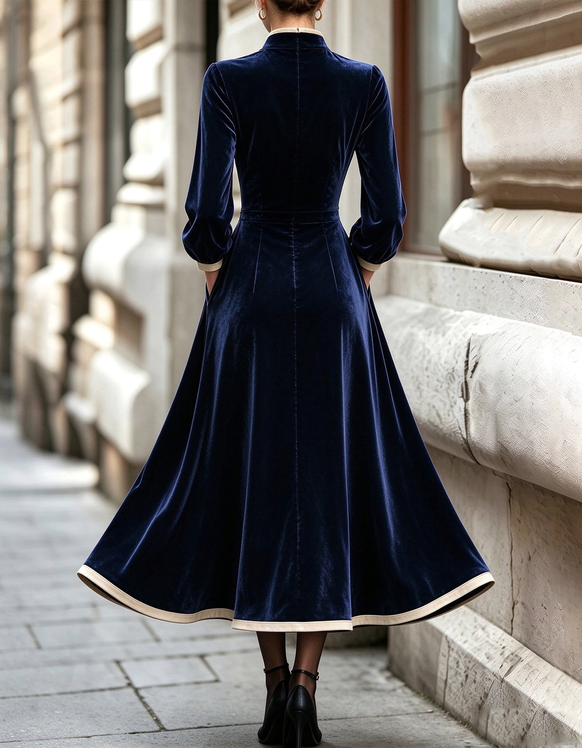 Vestido midi azul-marinho de veludo com gola subida