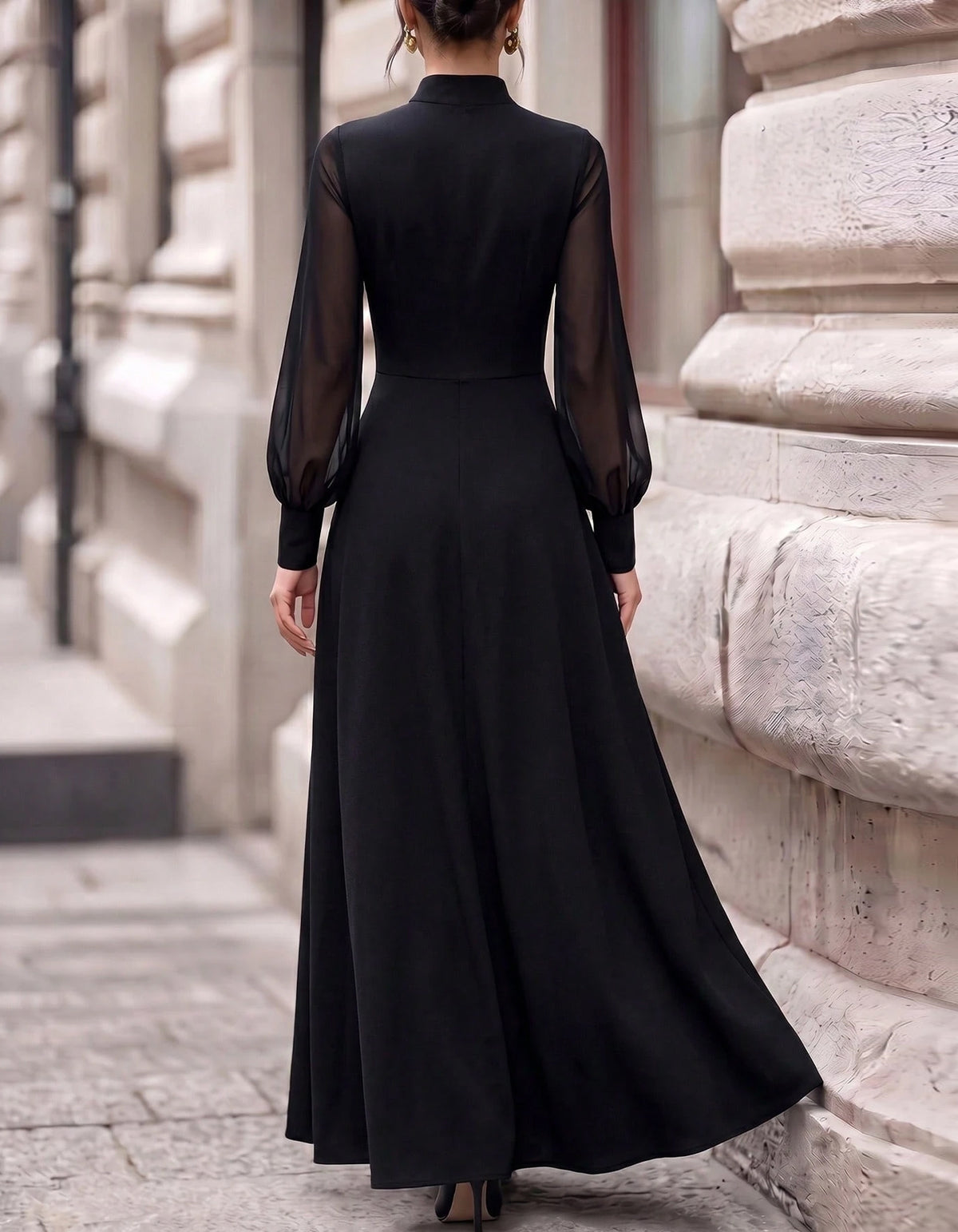 Schwarzes Maxikleid mit Stehkragen und Mesh-Einsätzen