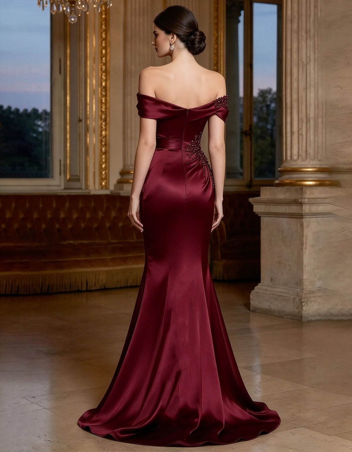 Rochie maxi bordo din satin, cu umerii goi și crăpătură înaltă