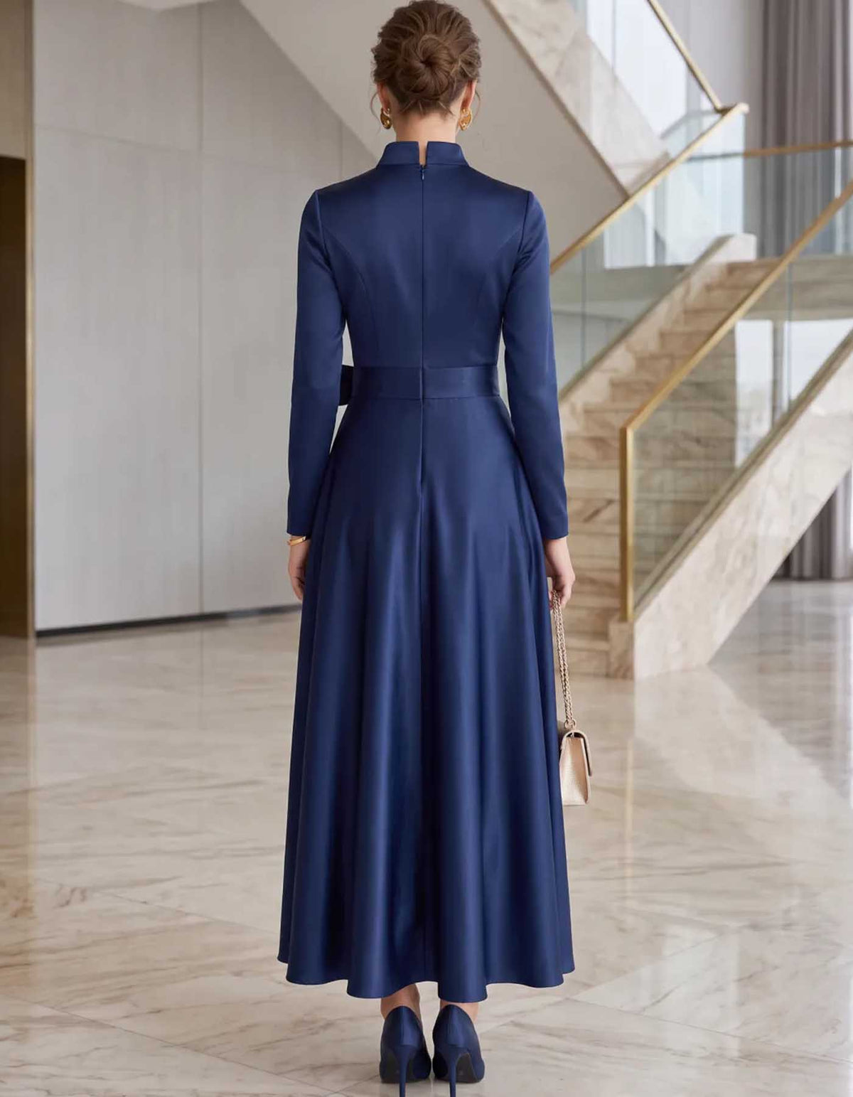 Vestido midi de cetim com gola subida, decote em V e mangas compridas