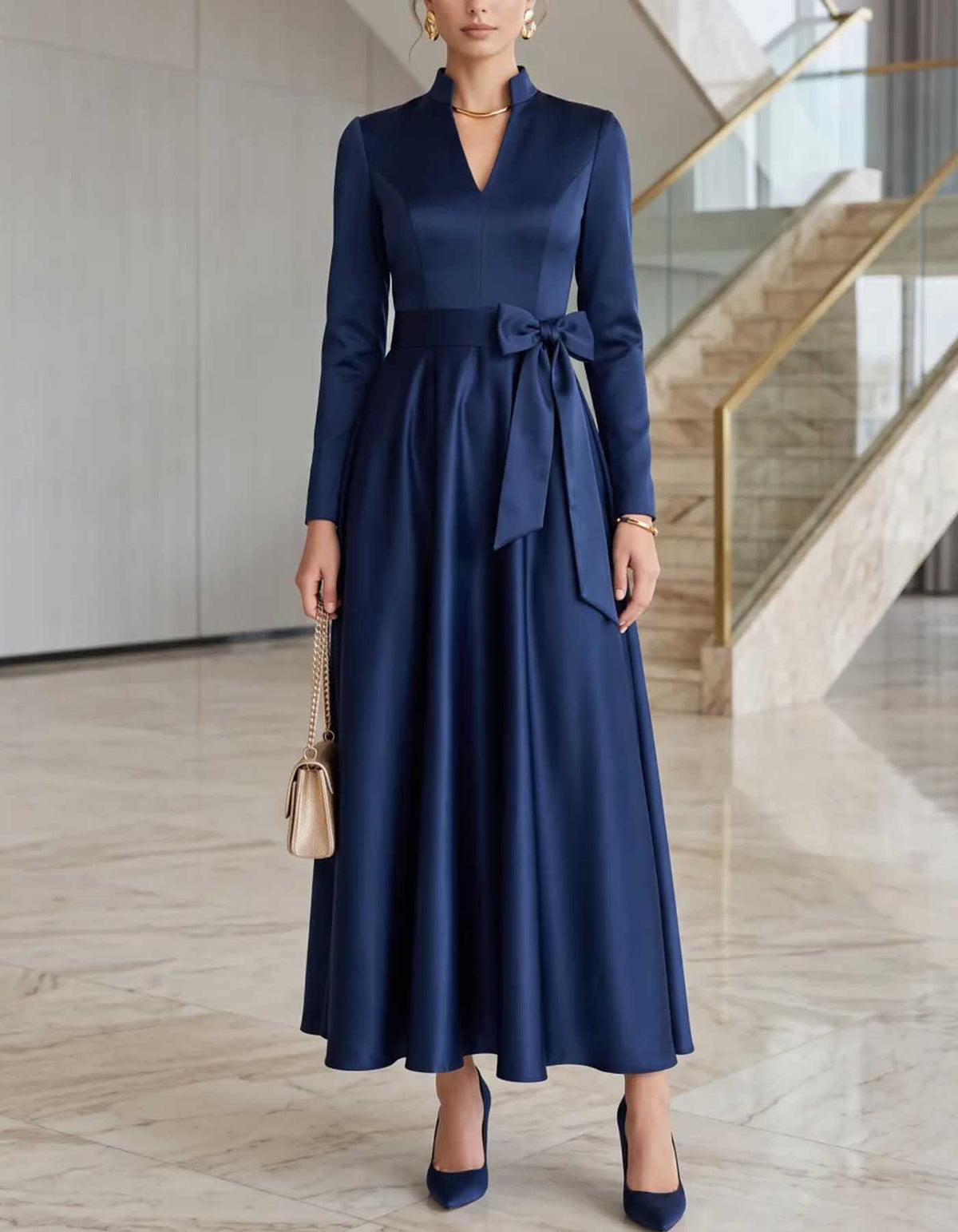 Vestido midi de cetim com gola subida, decote em V e mangas compridas