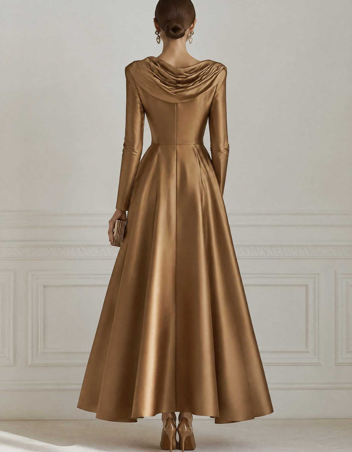 Vestido maxi de cetim em linha A, com decote drapeado e mangas compridas