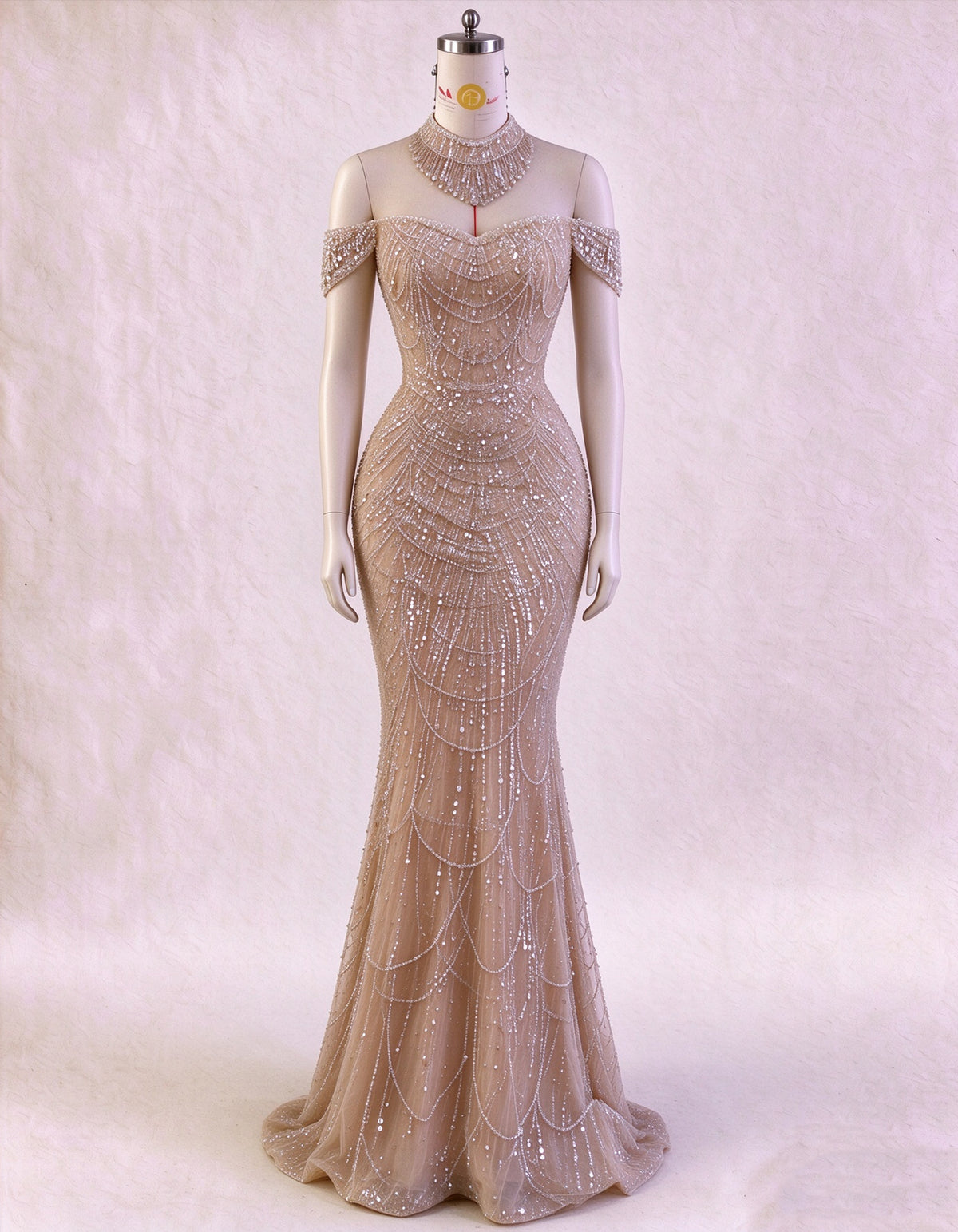 Champagnerfarbenes Abendkleid mit Perlen