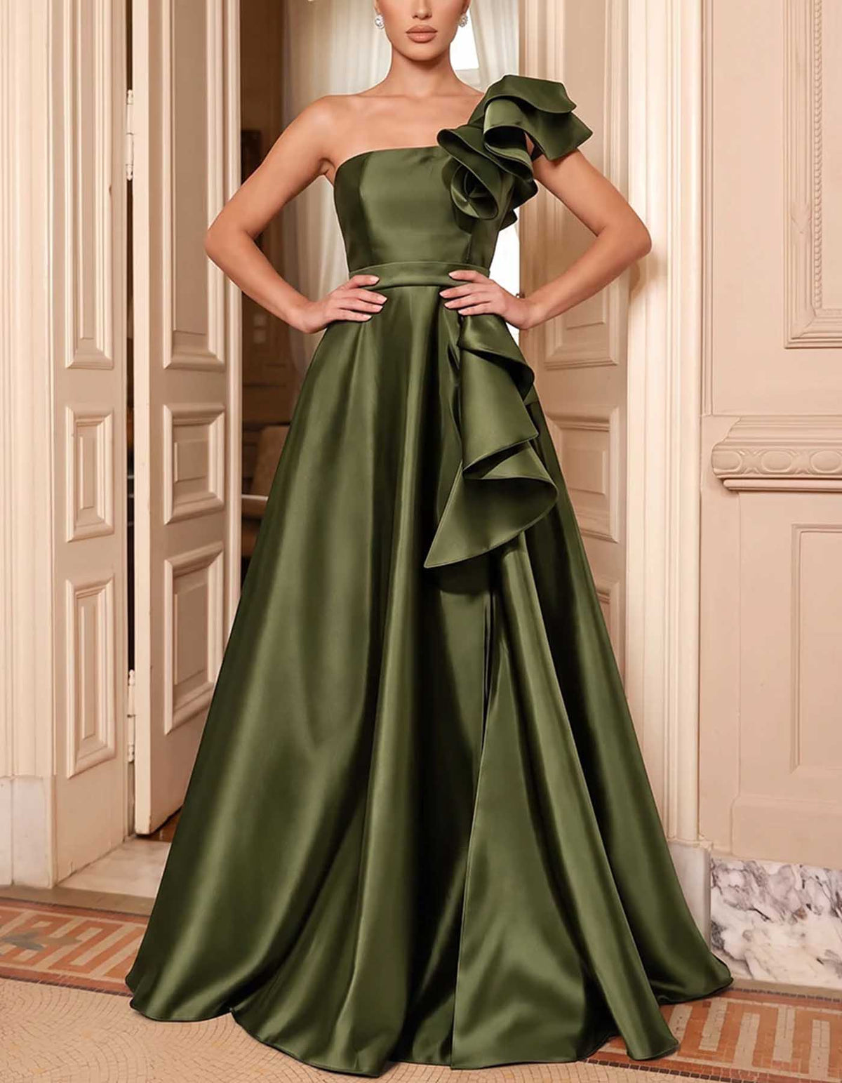 Satin-Maxikleid in A-Linie in Olivgrün mit One-Shoulder-Träger und Rüschen