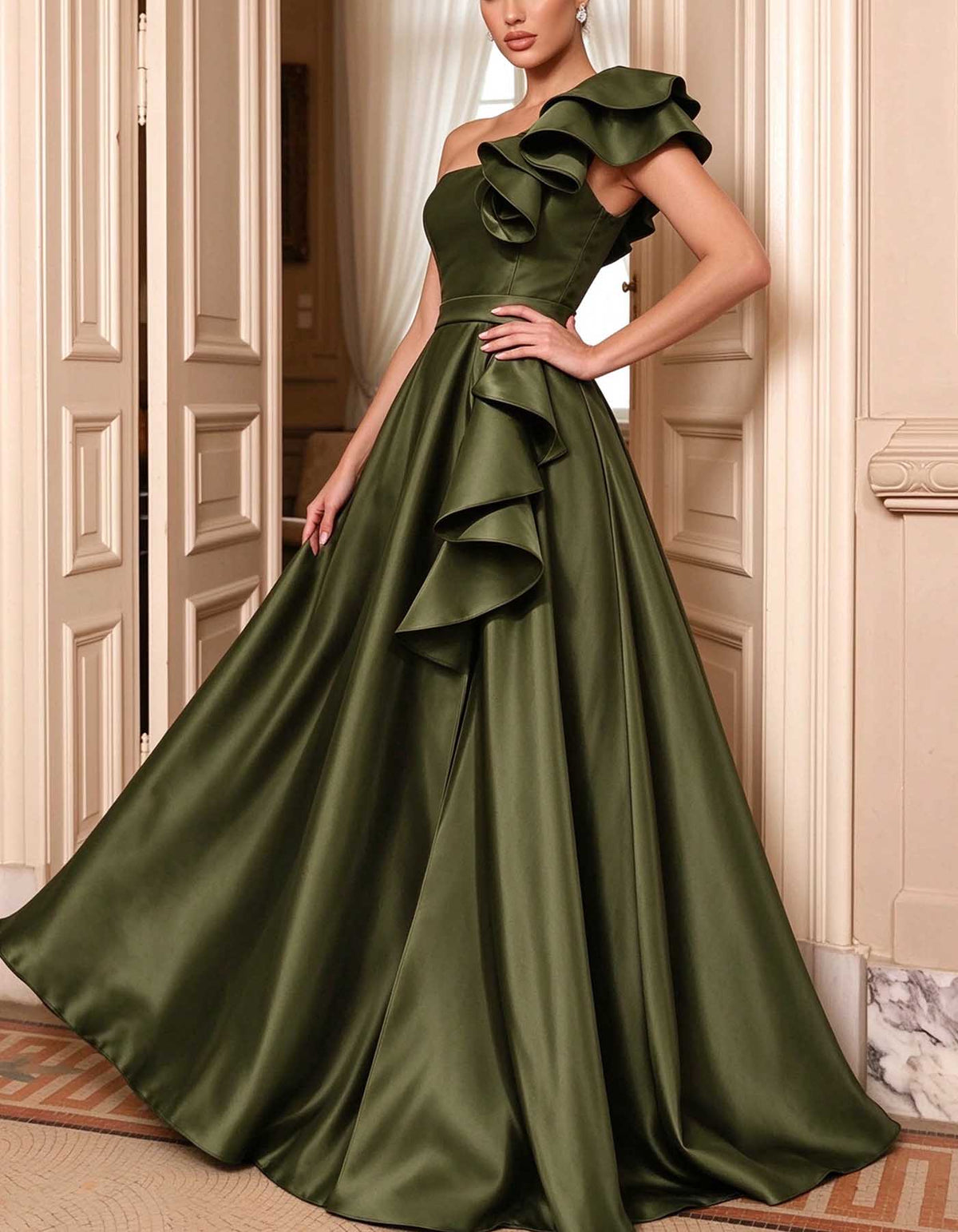 Satin-Maxikleid in A-Linie in Olivgrün mit One-Shoulder-Träger und Rüschen