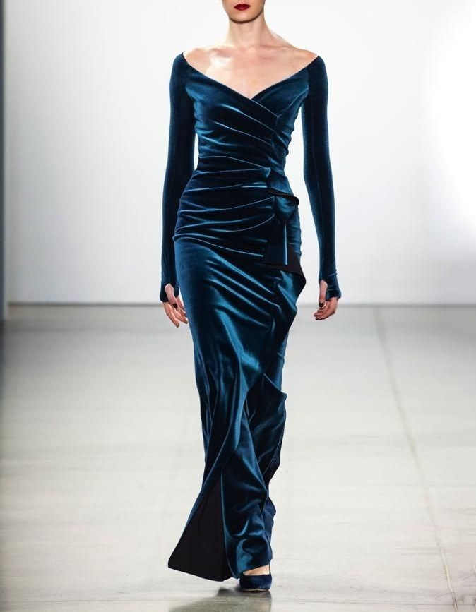 Vestido de noche largo de terciopelo con hombros descubiertos, mangas largas y corte sirena