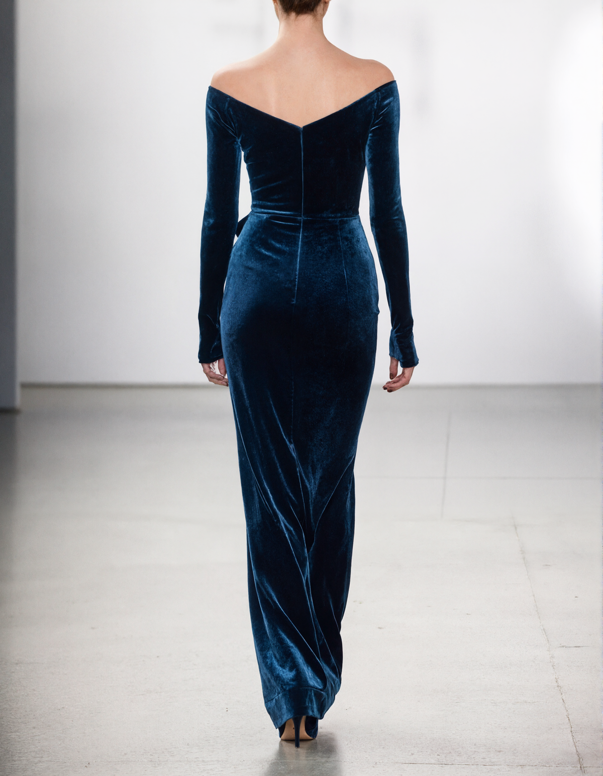 Vestido de noche largo de terciopelo con hombros descubiertos, mangas largas y corte sirena